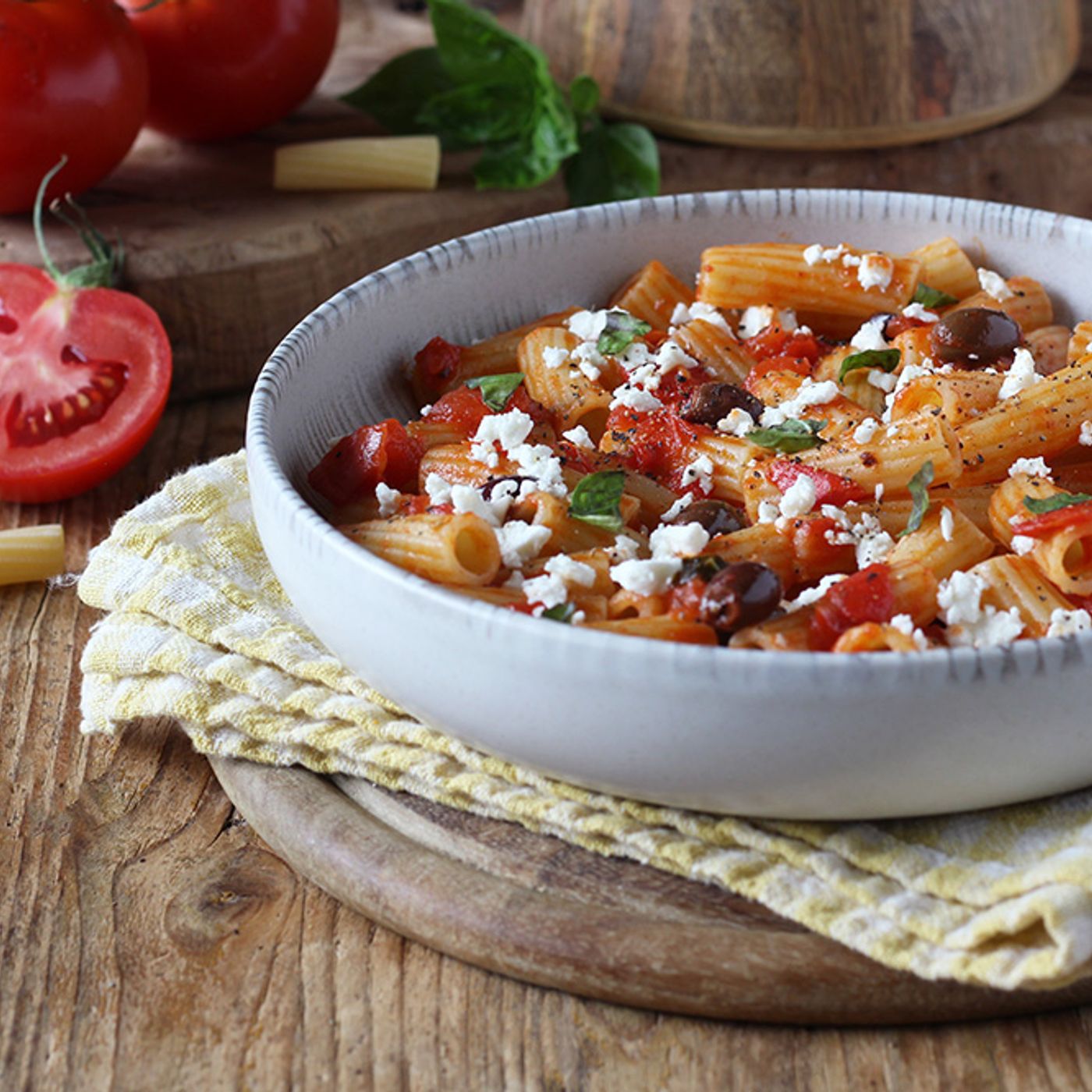 Pasta rustica al pomodoro con olive e feta episode artwork