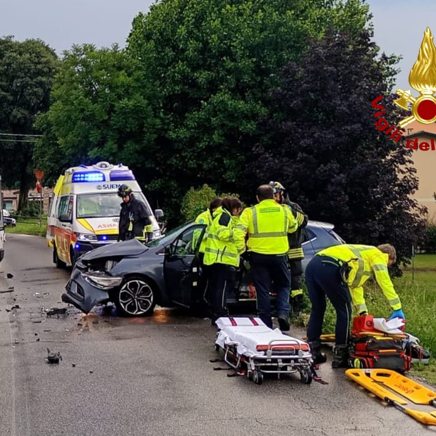 Ferito nello scontro tra auto e furgone, rimane intrappolato nell’abitacolo episode artwork