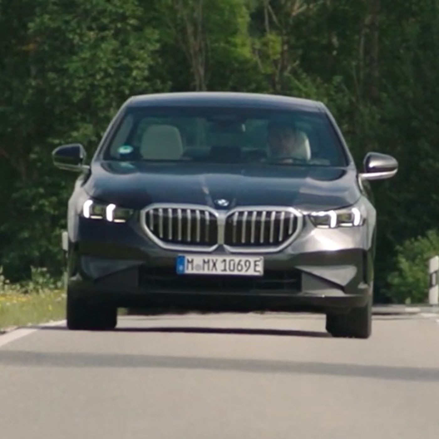 BMW 530e plug-in hybrid - 550e xDrive: 100 km in elettrico alla spina episode artwork