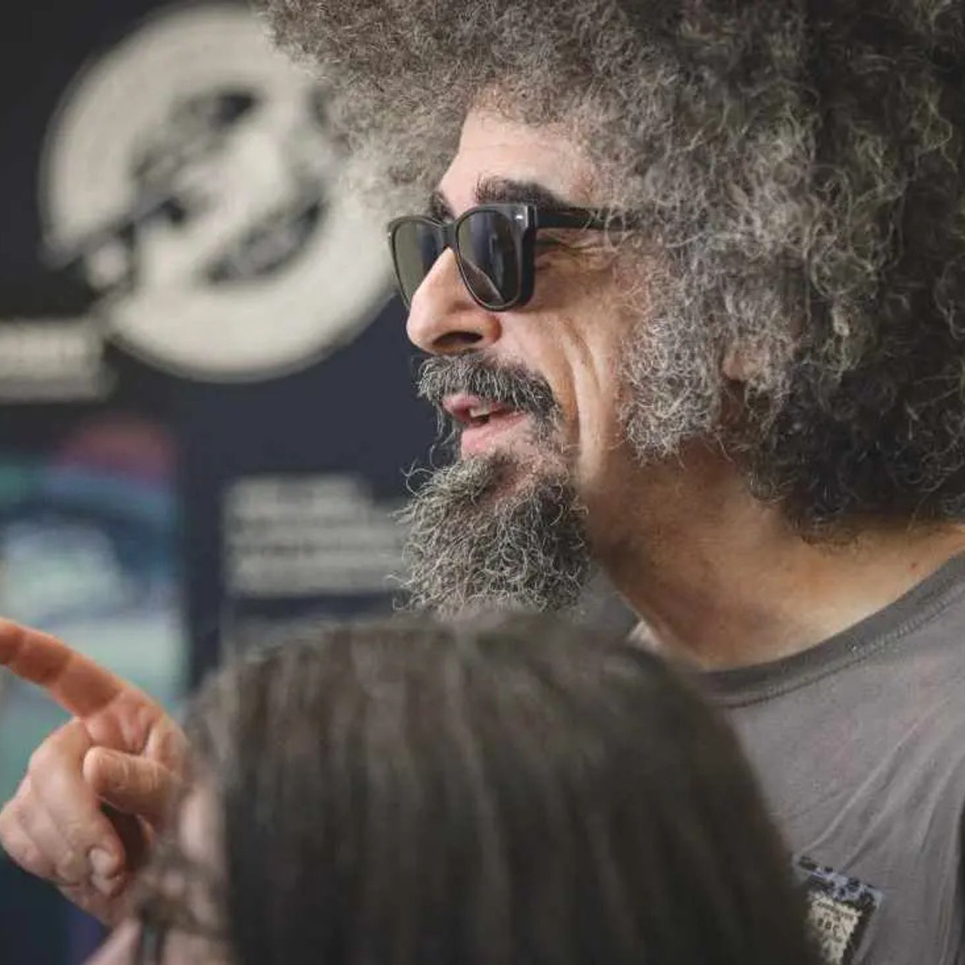 Caparezza, "ogni uomo è un pianeta attratto dalla luce" episode artwork