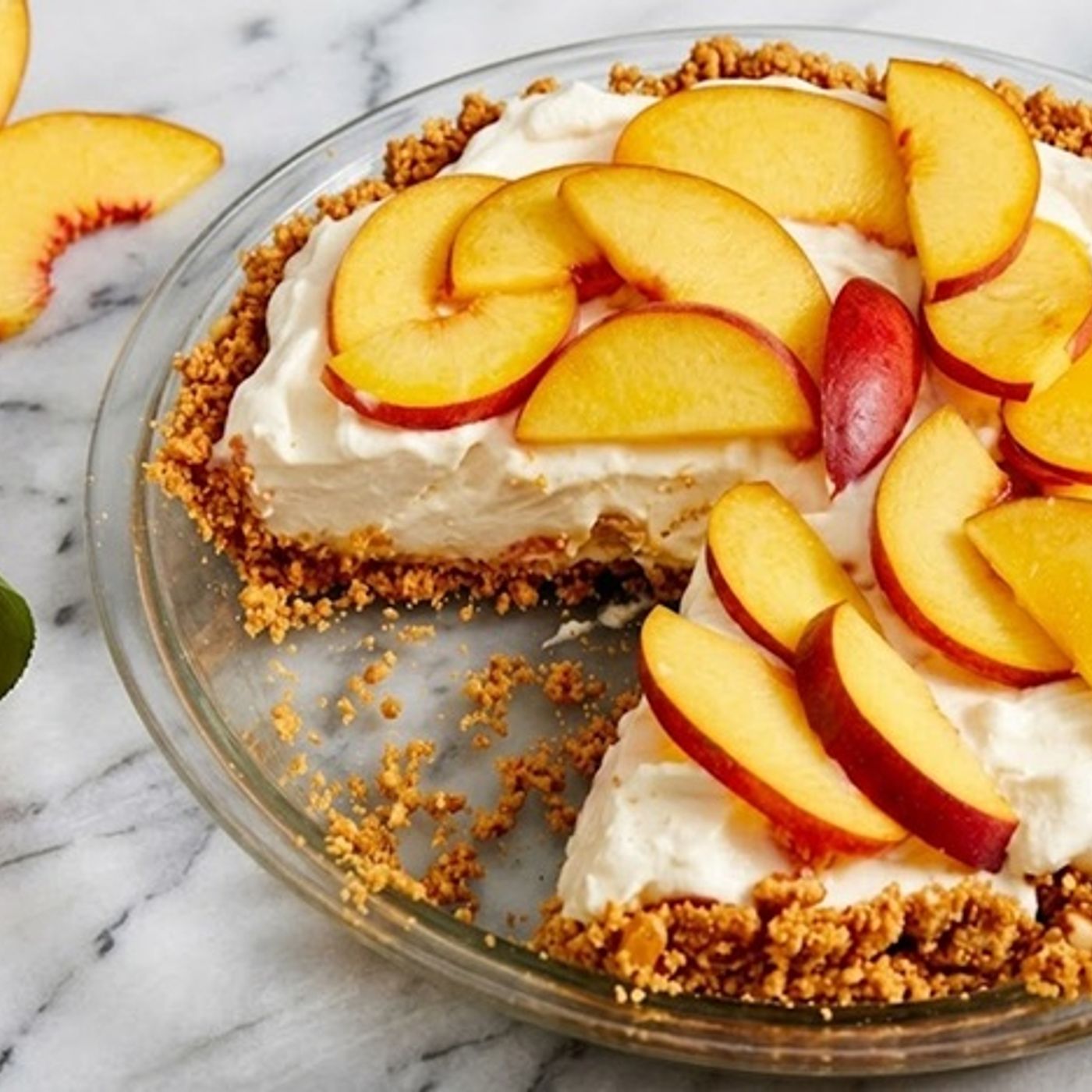 Torta fredda pesche e crema: la ricetta estiva senza cottura con base croccante