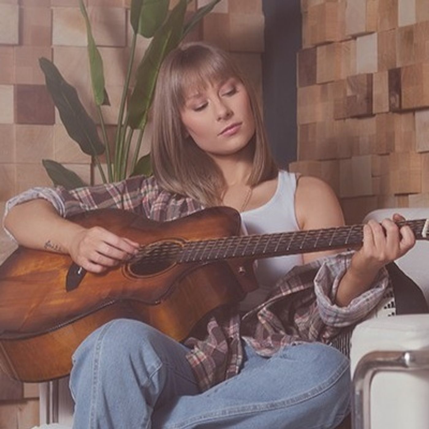 WFLR Featured Artist-Alyssa Trahan episode artwork