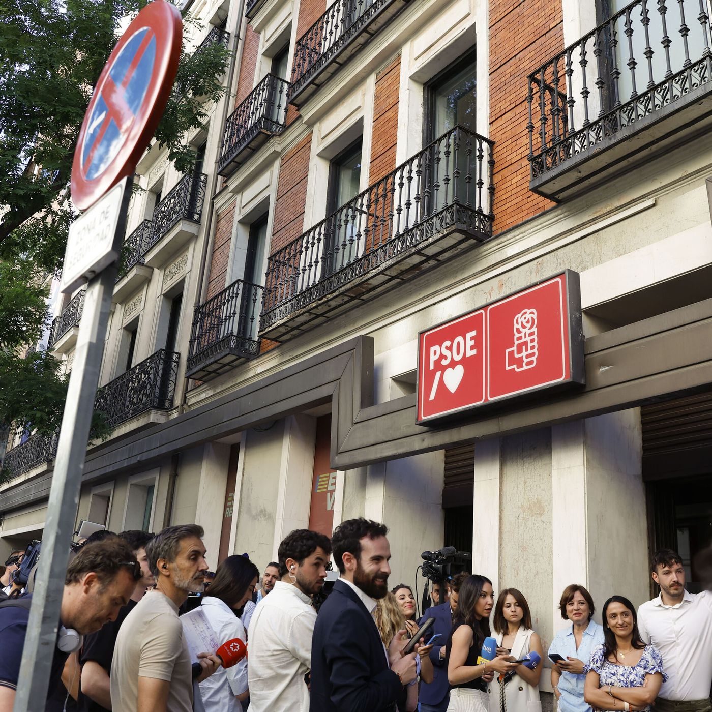 Federico a las 8: El PSOE, al borde de la imputación por financiación ilegal