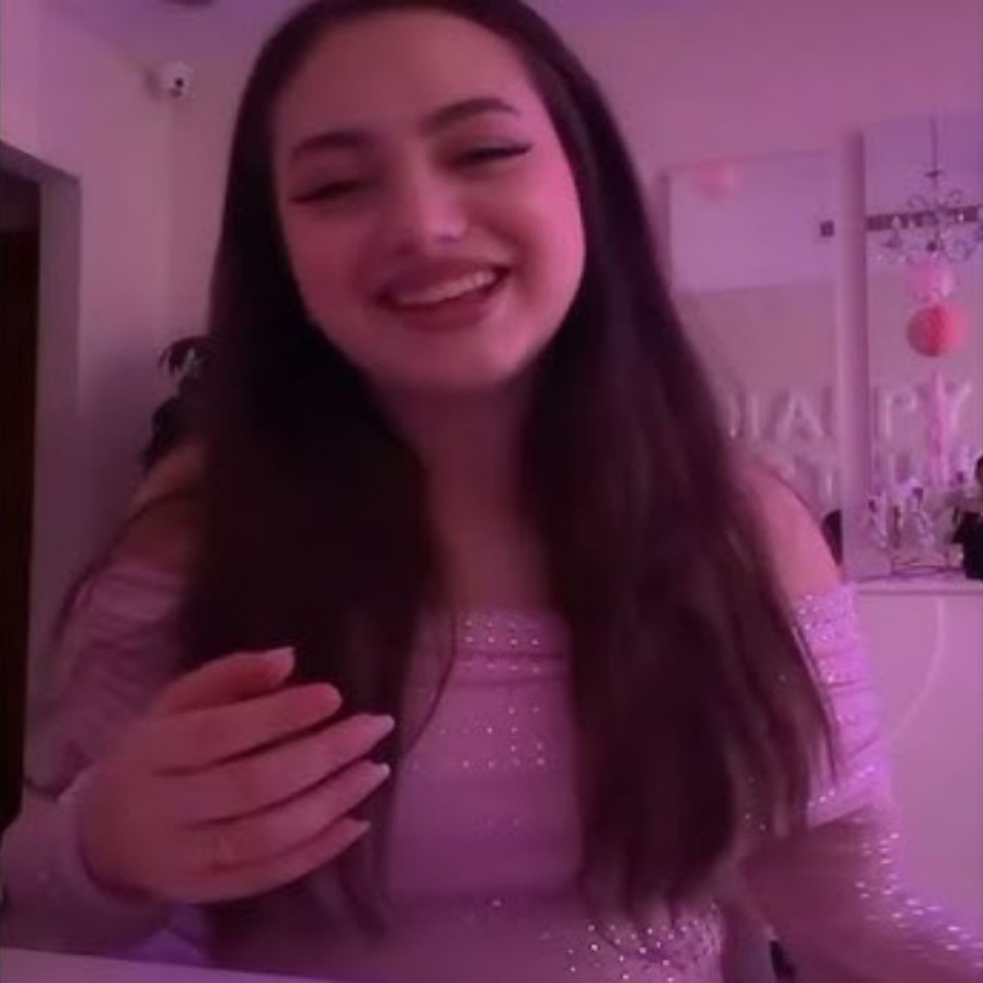 🥹🎉 تفتح هدايا عيد ميلادها من صديقاتها في الجامعة! 🎀❤️
