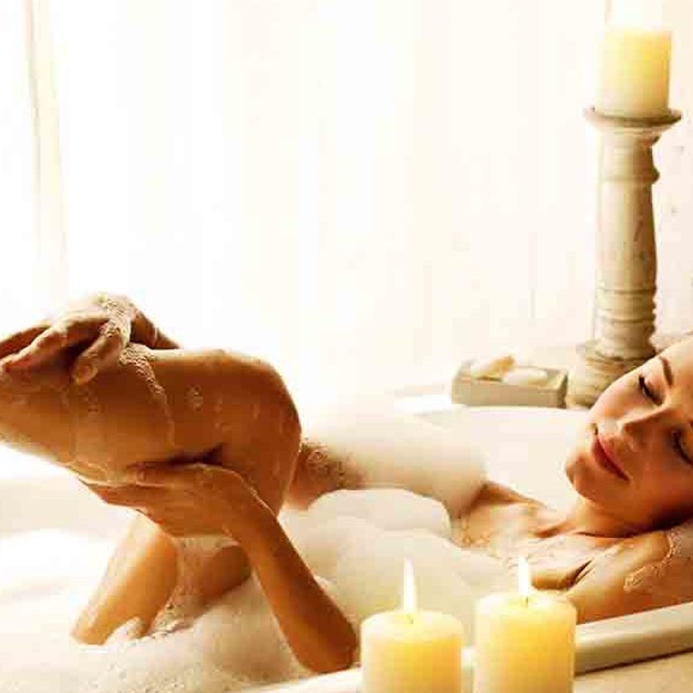 Bagni di benessere: ricette per rilassarsi o caricarsi in vasca da bagno