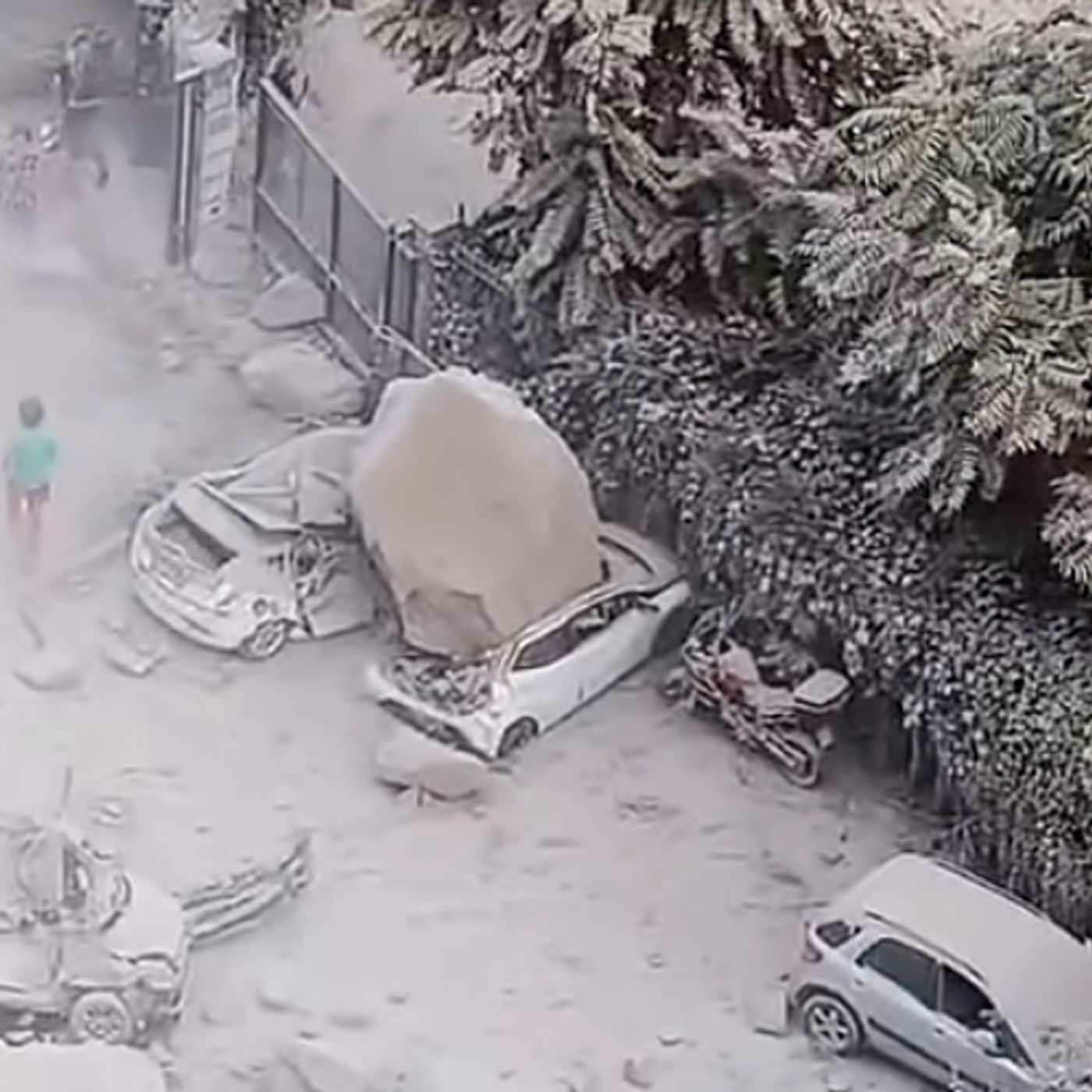 Terremoto ai Campi Flegrei: paura a Napoli e Pozzuoli, 21 feriti di cui 2 gravi episode artwork