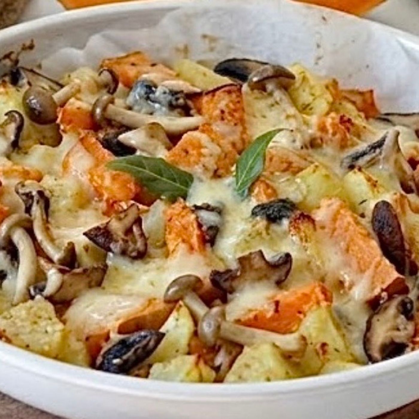Pochi ingredienti, zero sprechi: sformato patate zucca e funghi filante
