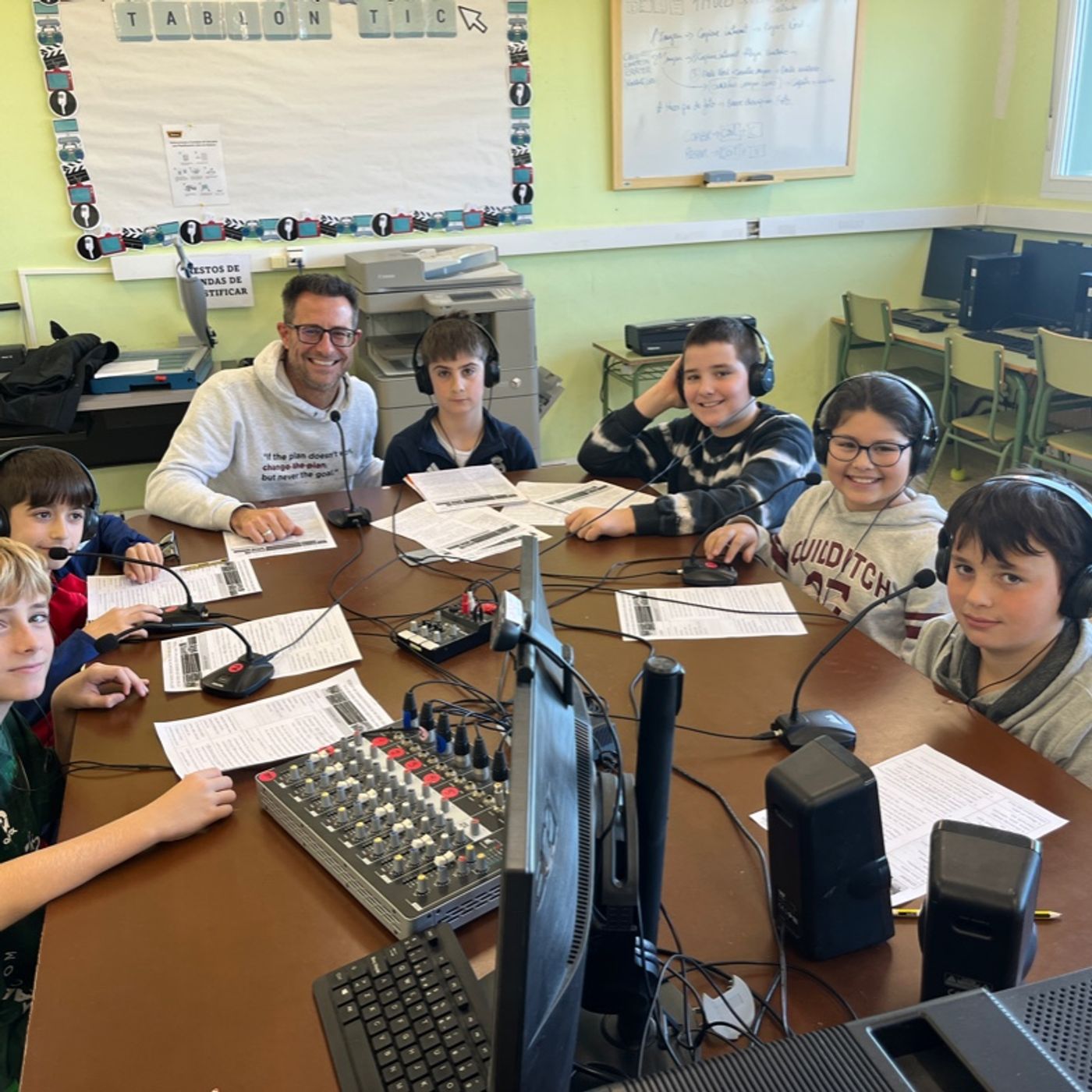 5B Interview to Flo - Mario Melg, Miguel, Adrian, Edgar, Melany and Mario Mart thumbnail