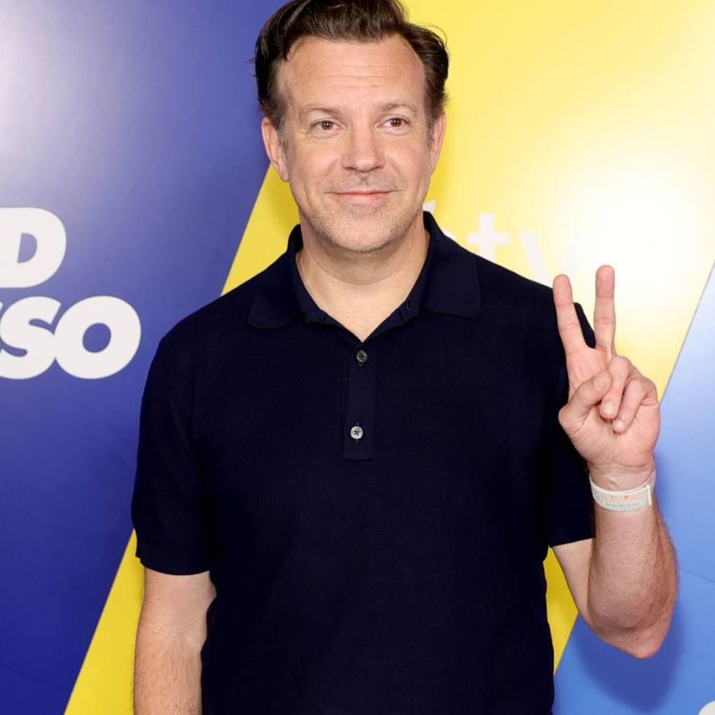 Jason Sudeikis Joins Mumford and Sons Onstage to Sing ‘Ted Lasso’ Theme Song episode artwork