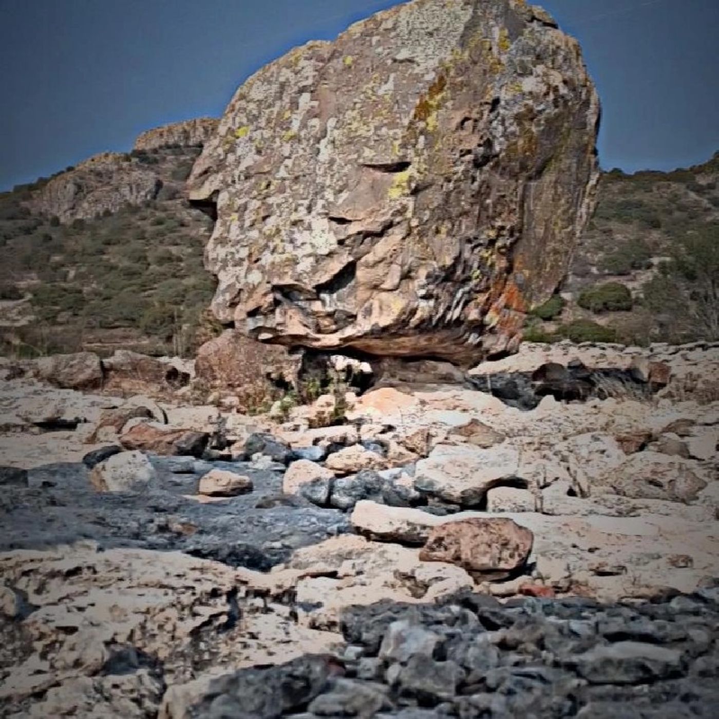 "La Piedra Correlona". episode artwork
