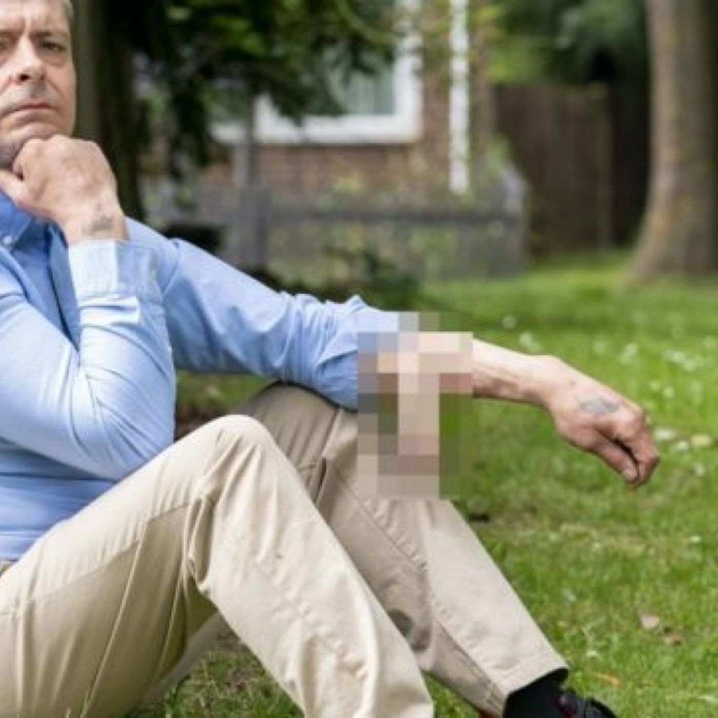 L'uomo col C***O sul braccio