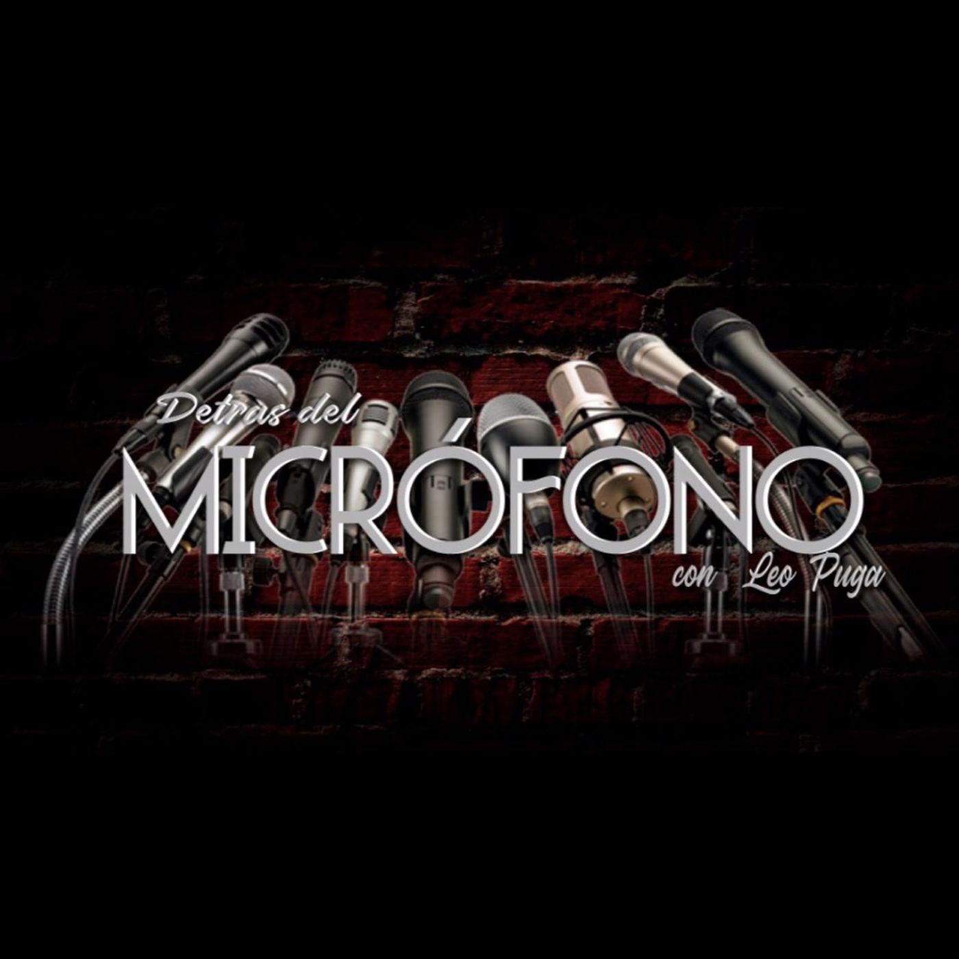 Detrás del micrófono.
