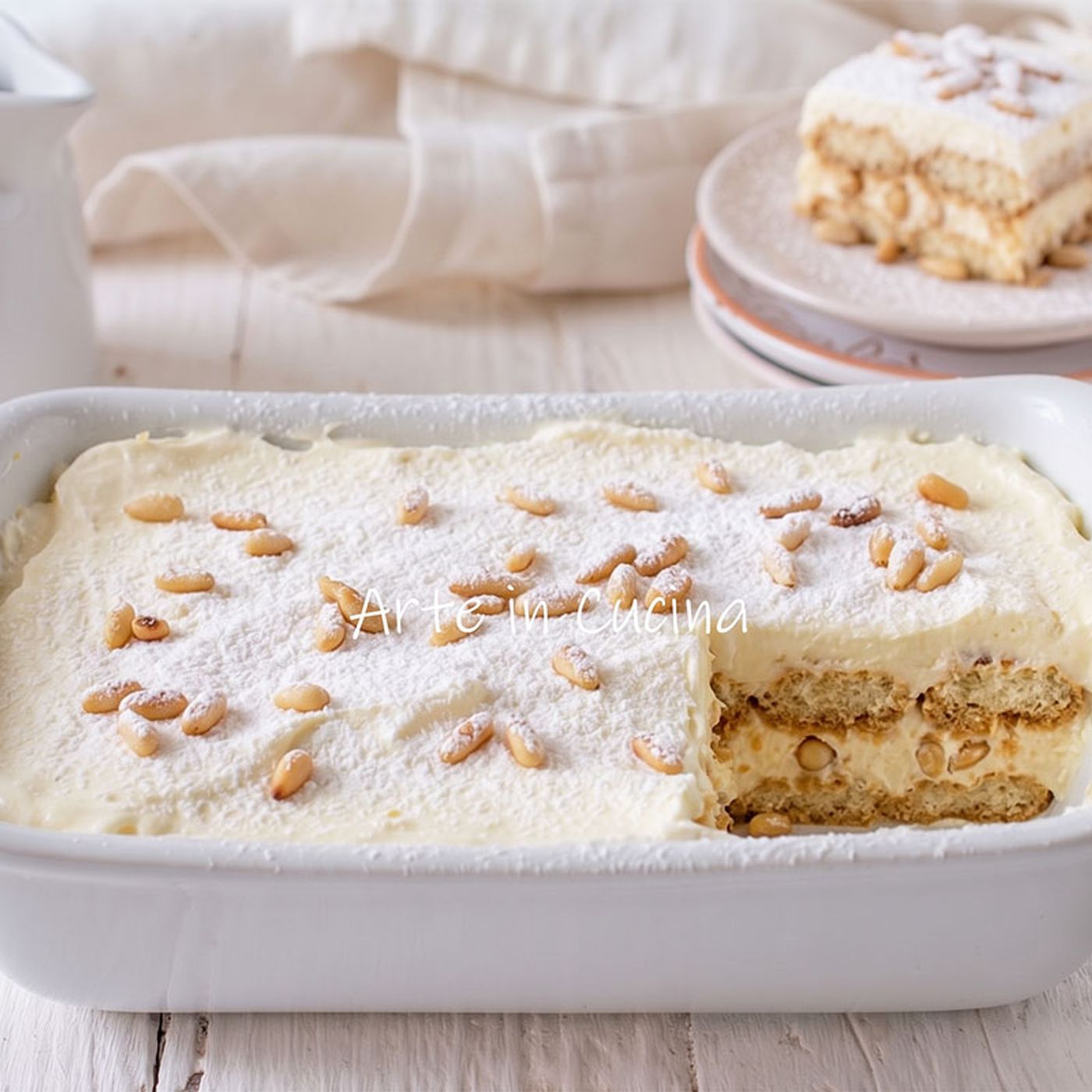 Tiramisù torta della nonna: dolce con crema e pinoli