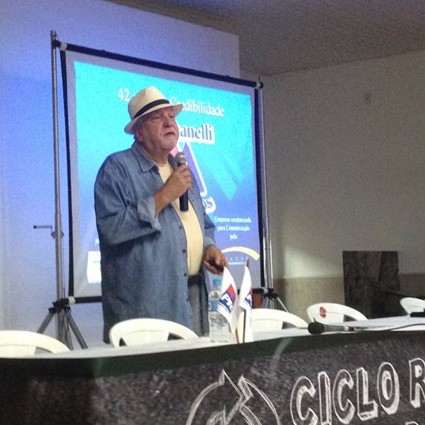 Política em gotas