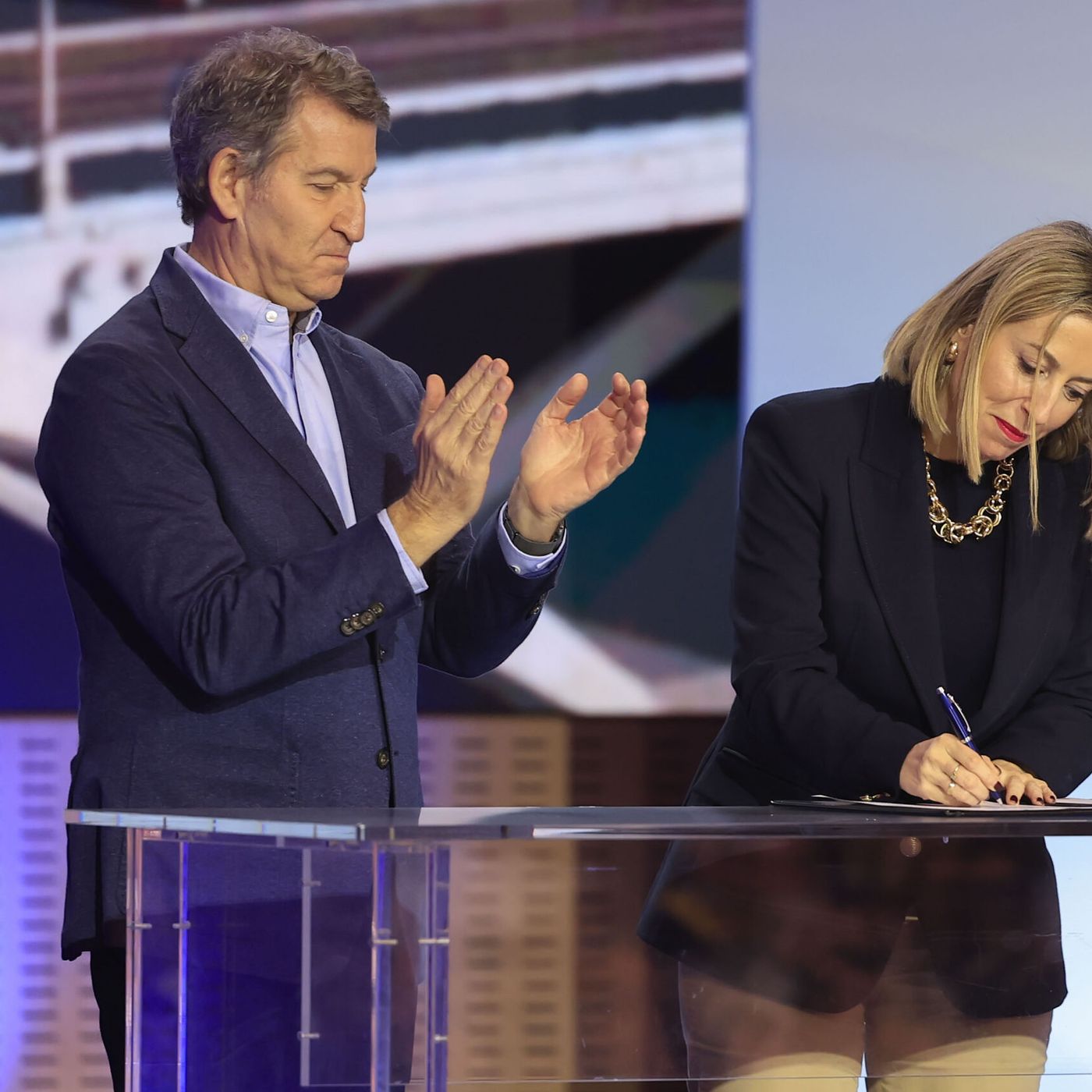 Editorial de Llamas. O Feijóo se carga a Guardiola o Guardiola se carga a Feijóo