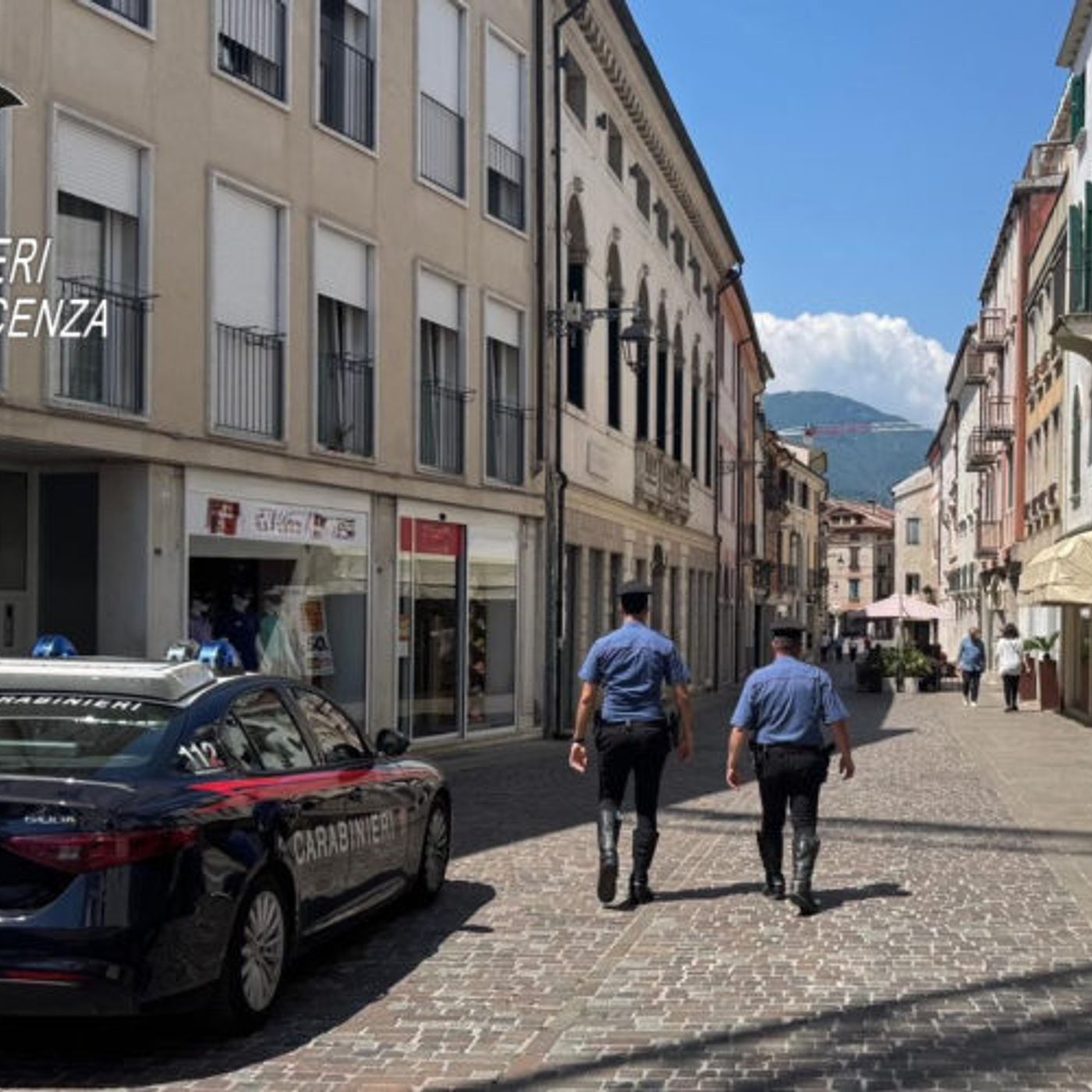 Abbraccia un commerciante e gli sfila il portafoglio: 39enne denunciato per furto episode artwork