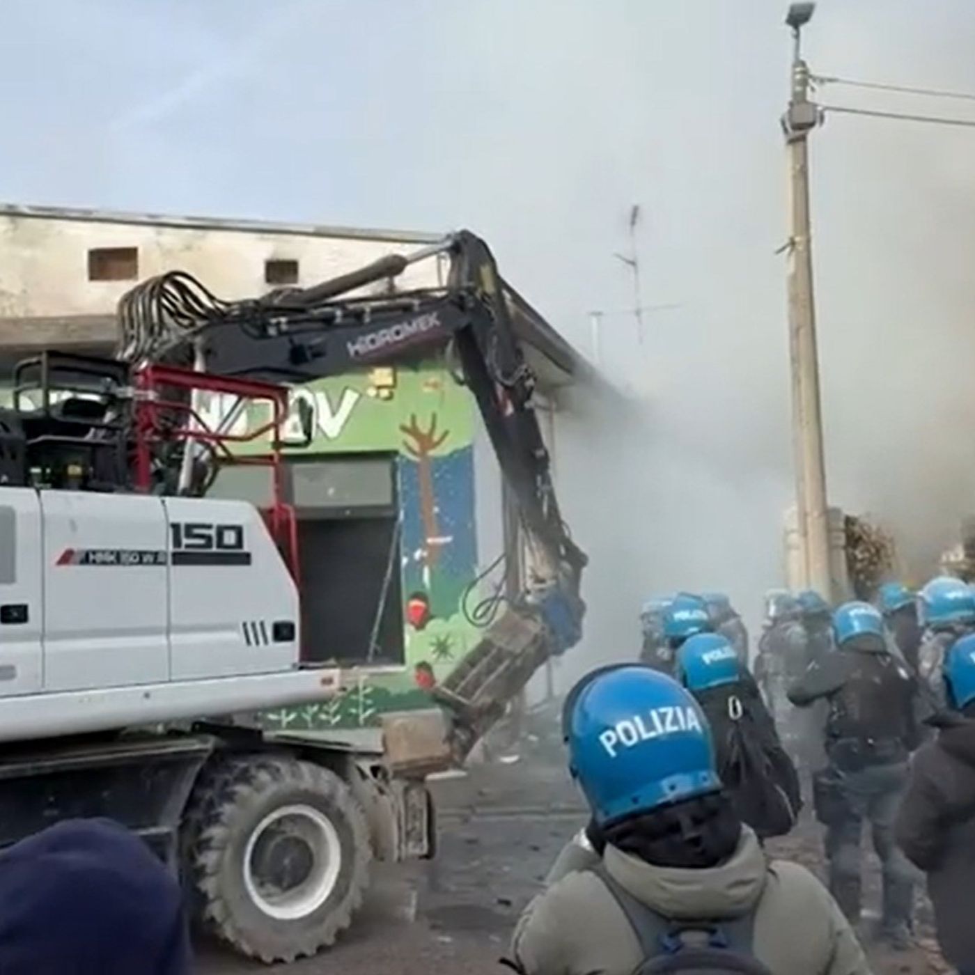 Il giorno della demolizione dell’ex Bocciodromo: attivisti barricati, poi lo sgombero per il cantiere Tav Il giorno della demolizione dell’ex Bocciodromo: attivisti barricati, poi lo sgombero per il cantiere Tav