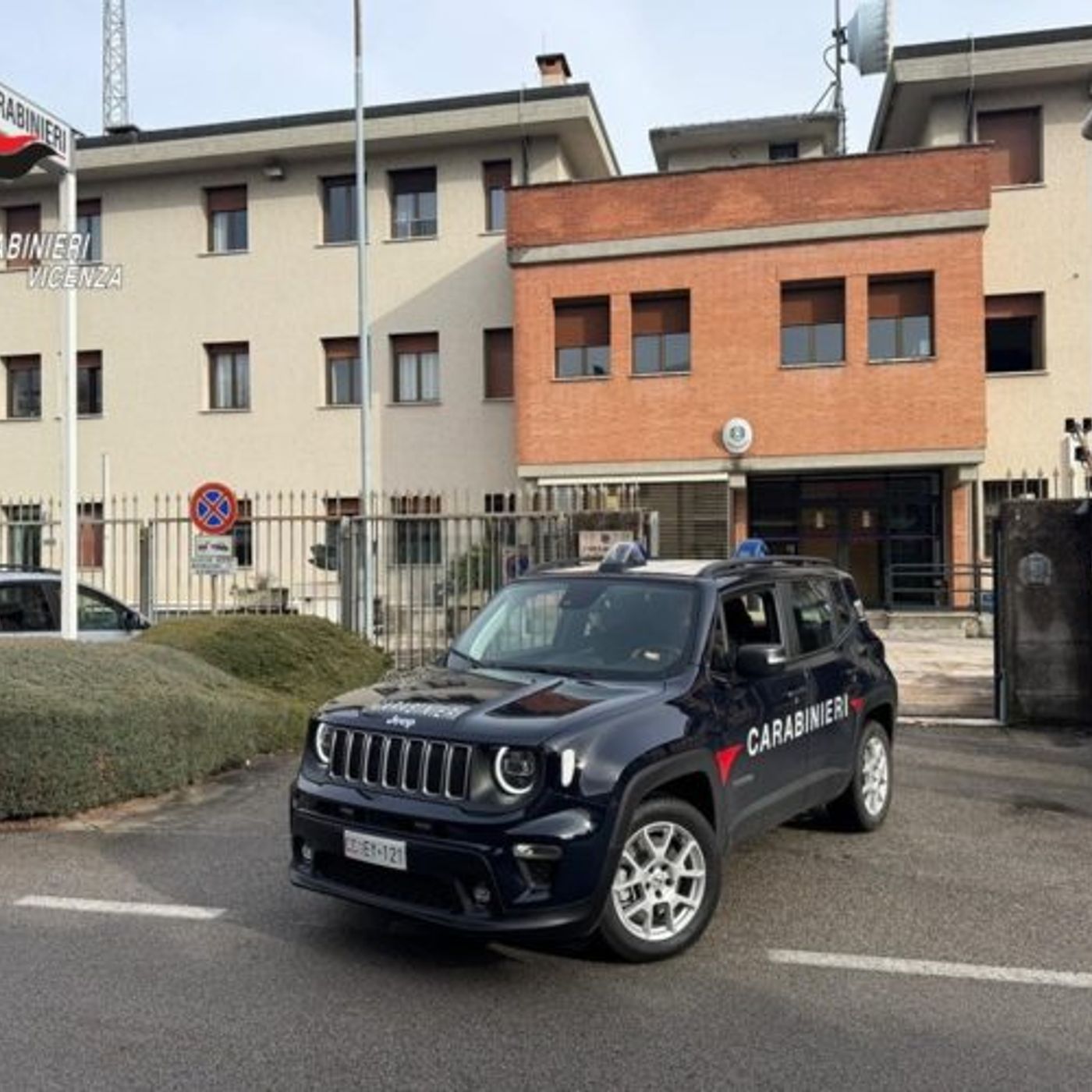 Lasciano il cane nel bagagliaio dell’auto per andare al cinema: denunciata una coppia episode artwork