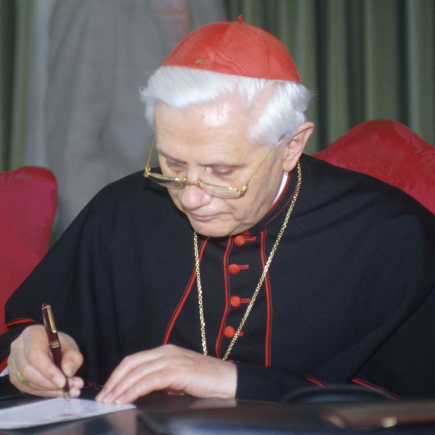 Monsignor Cattaneo: «Ratzinger, la grande fede, l'ironia. Parlava di Dio in modo affascinante» episode artwork