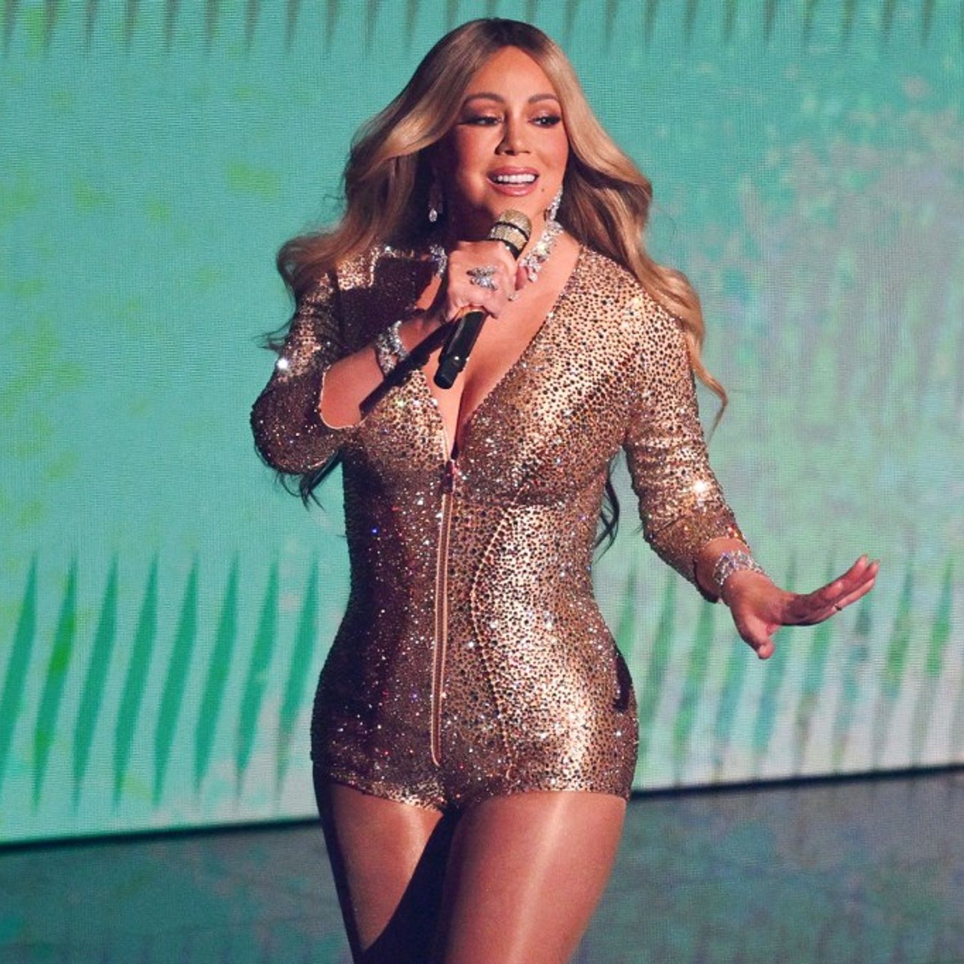 Mariah Carey Delivers Career-Spanning Medley & Receives Video Vanguard Award From Ariana Grande a...