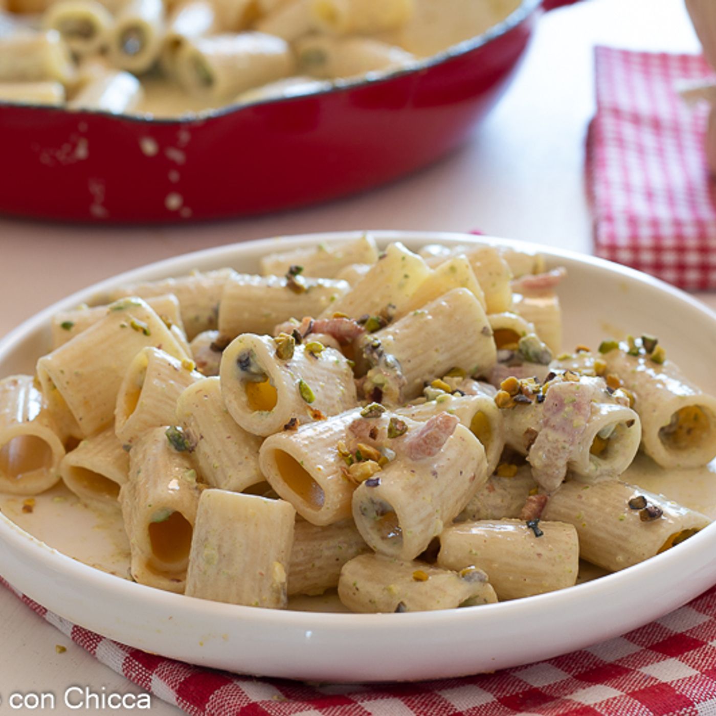 Pasta con stracciatella e pistacchi