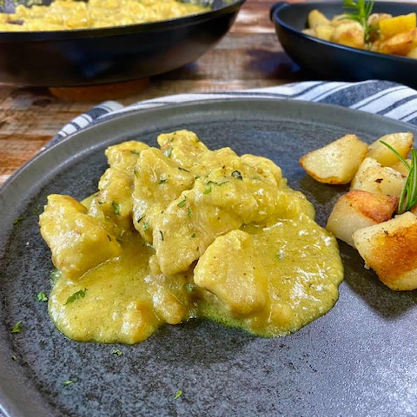 Bocconcini di pollo al curry: il segreto per una cremosità perfetta. episode artwork