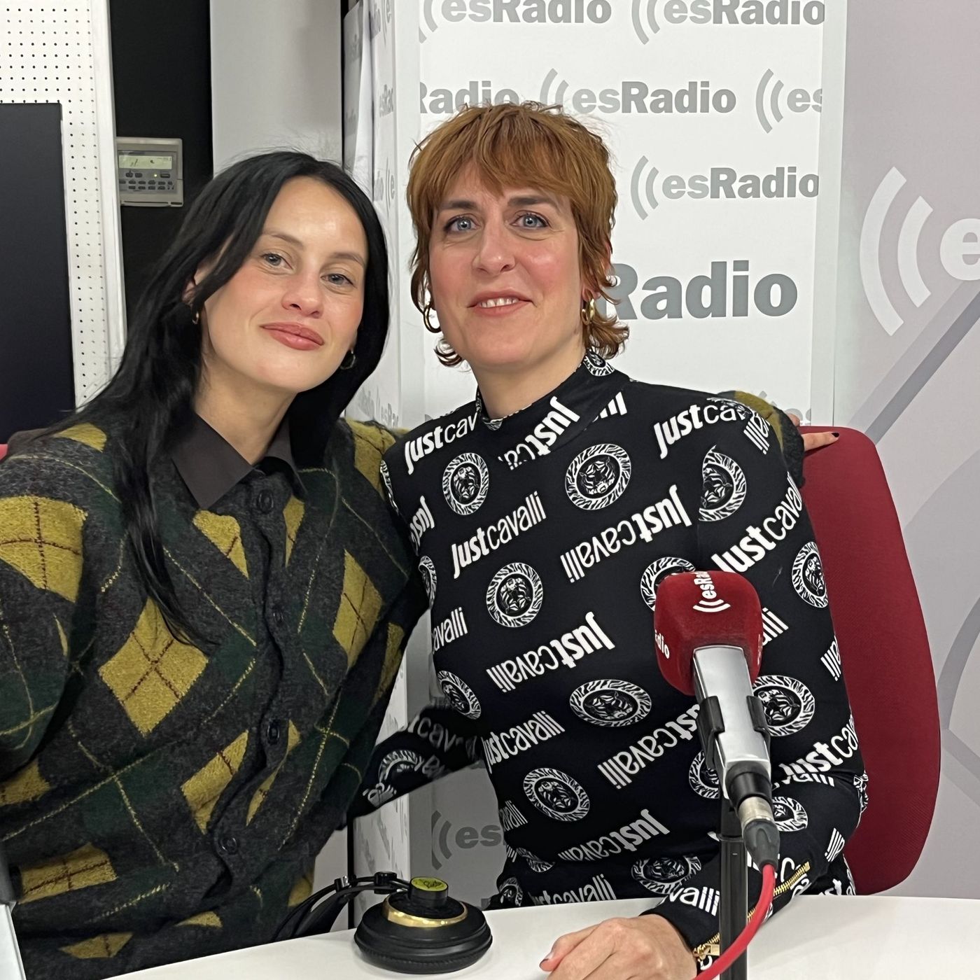 Entrevista a Milena Smit y Aixa Villagrán por 'La chica de nieve 2'