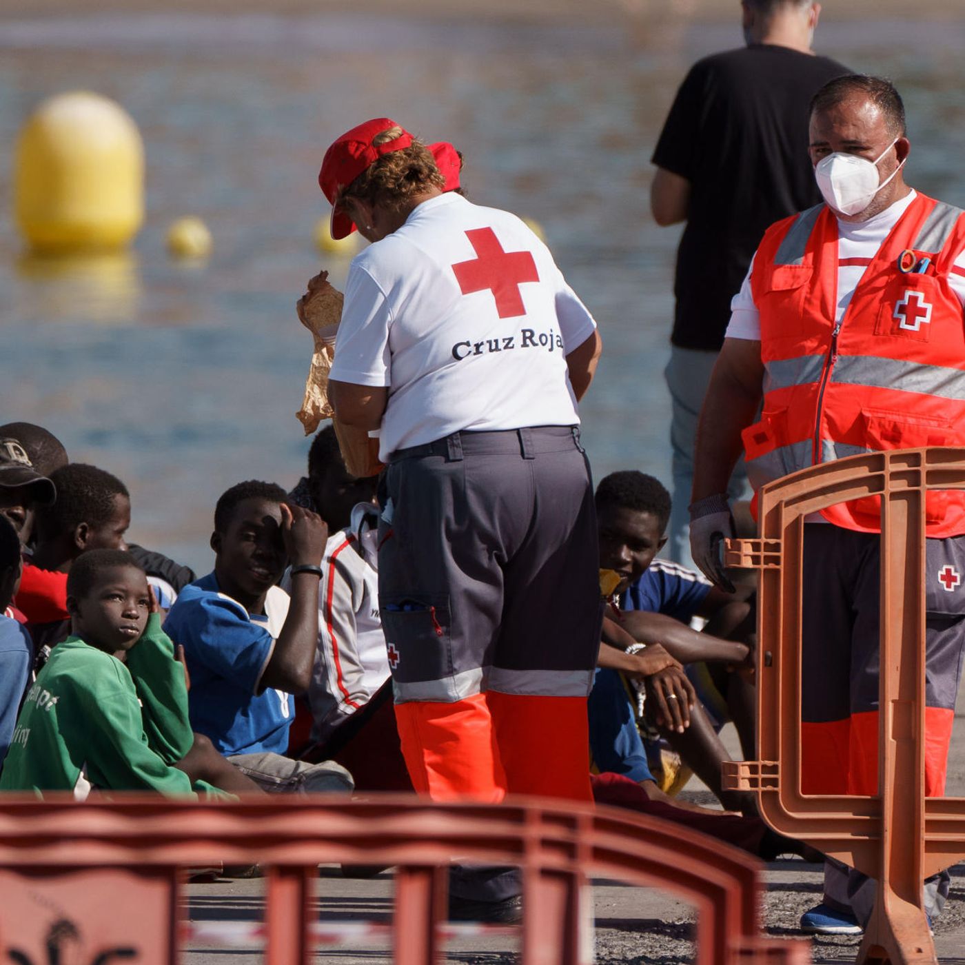 Las Noticias de La Mañaña: El Gobierno excluye a País Vasco y Cataluña del reparto de menas