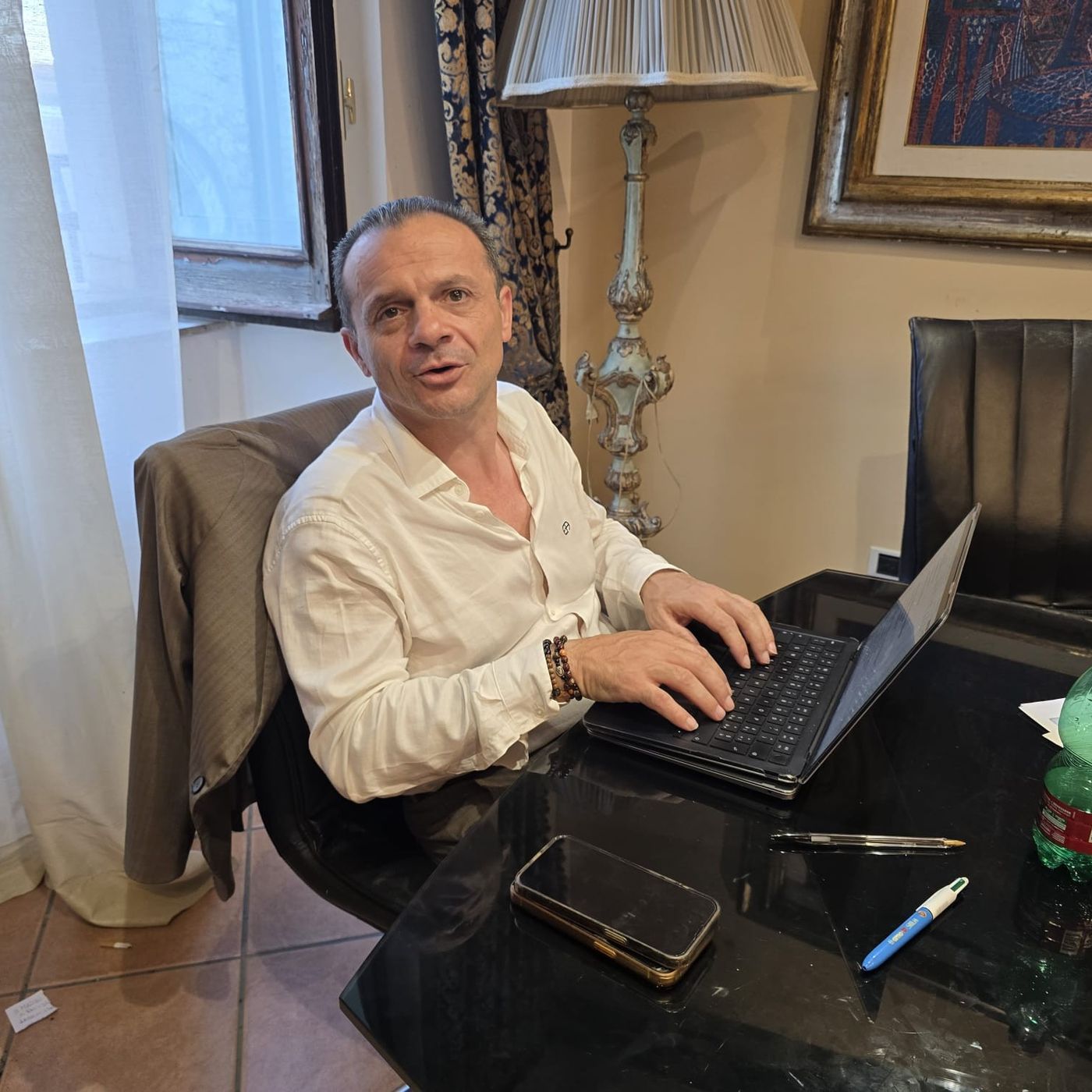 INTERVISTA De Luca punge gli scontenti: “C'è chi è rimasto in guerra senza accorgersi che la guerra era finita” episode artwork