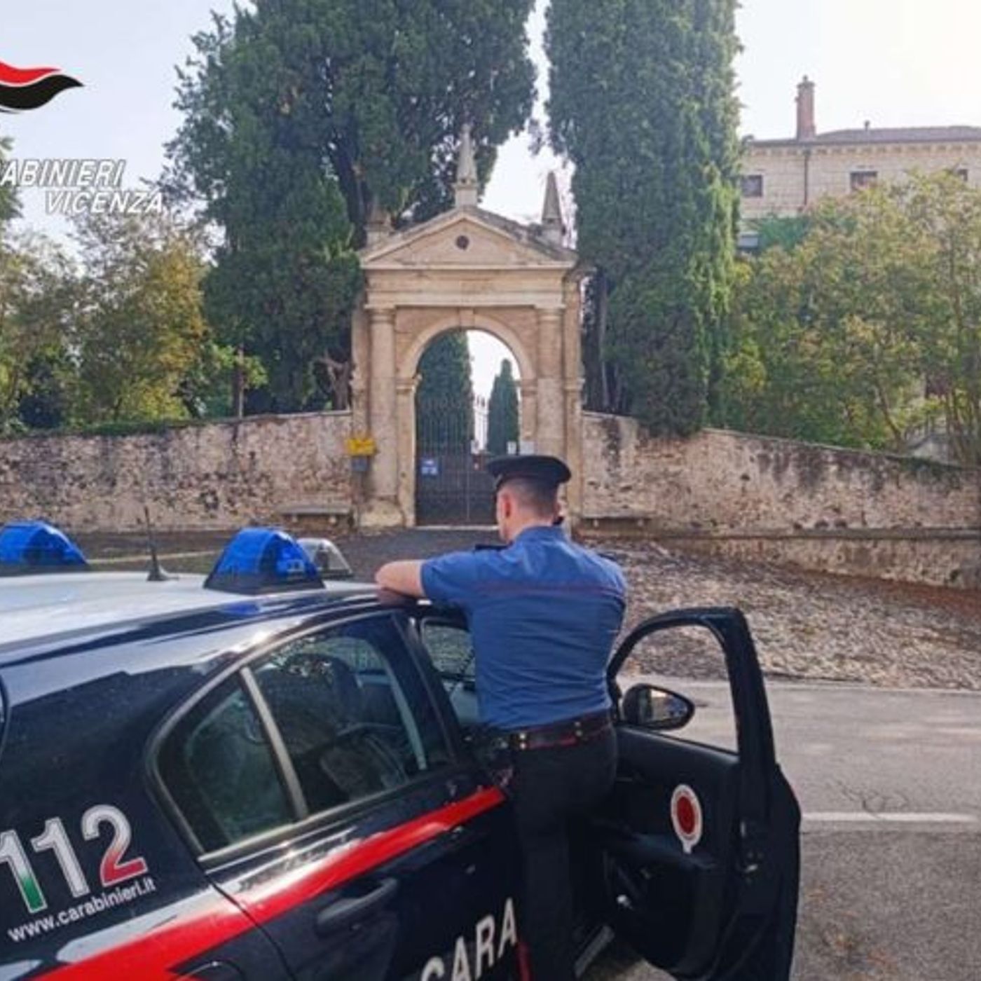 Litiga con il marito e aggredisce i carabinieri: denunciata una 46enne episode artwork