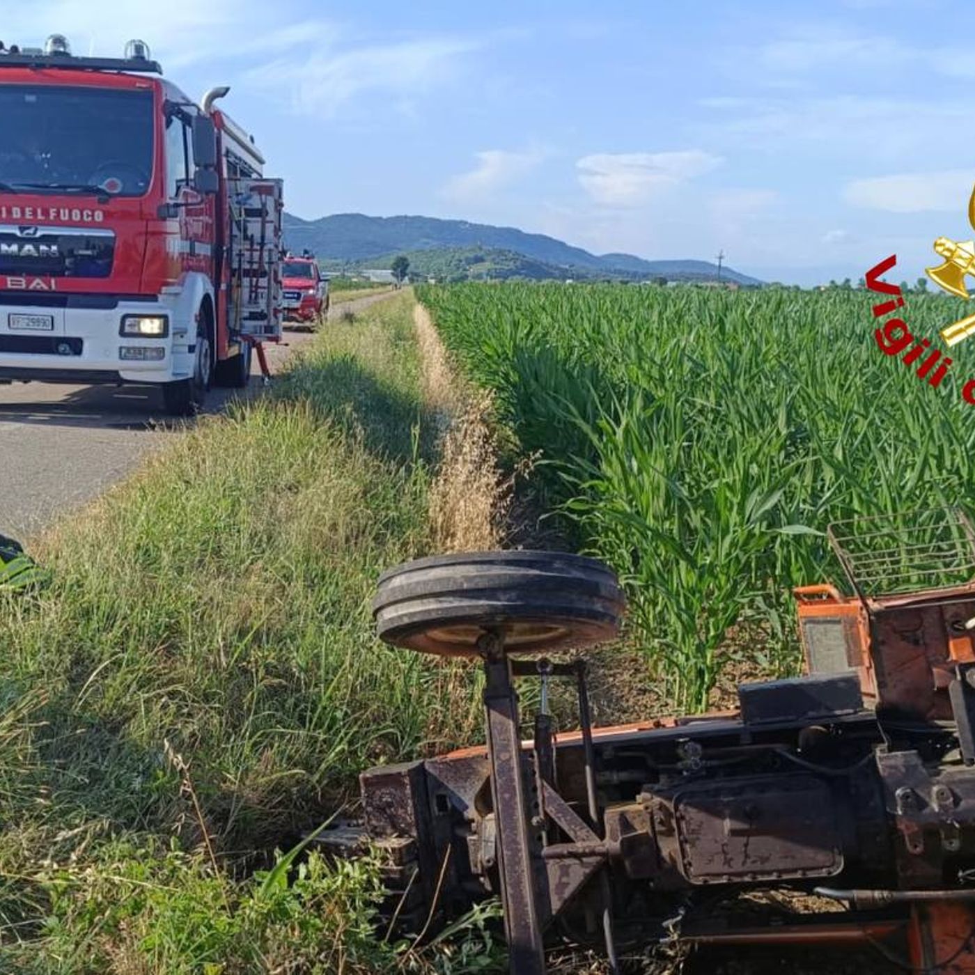 Trattore si ribalta: agricoltore rimane incastrato episode artwork