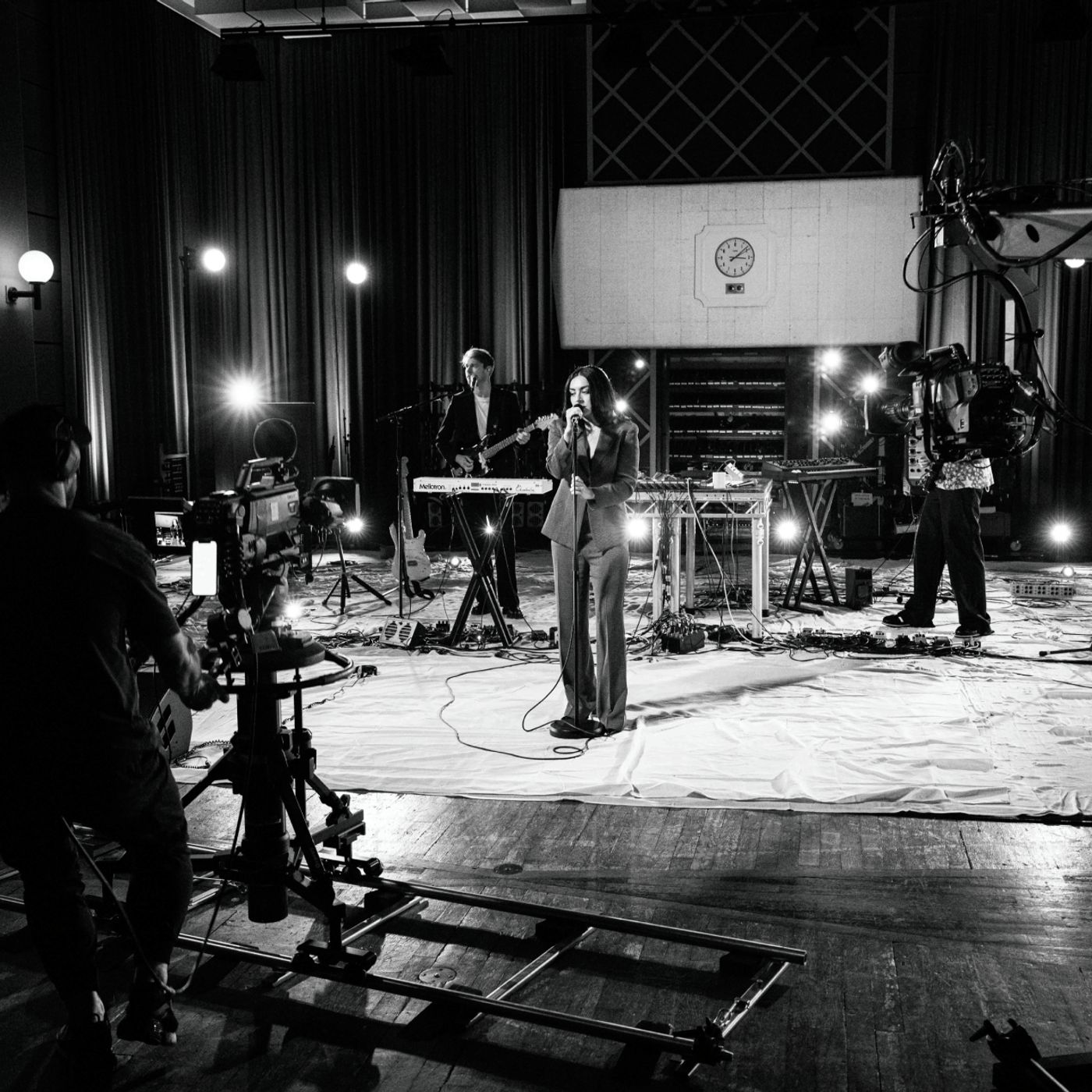 Charli XCX records intimate performance and interview from Maida Vale, says ’2007′ is “about making TikToks”