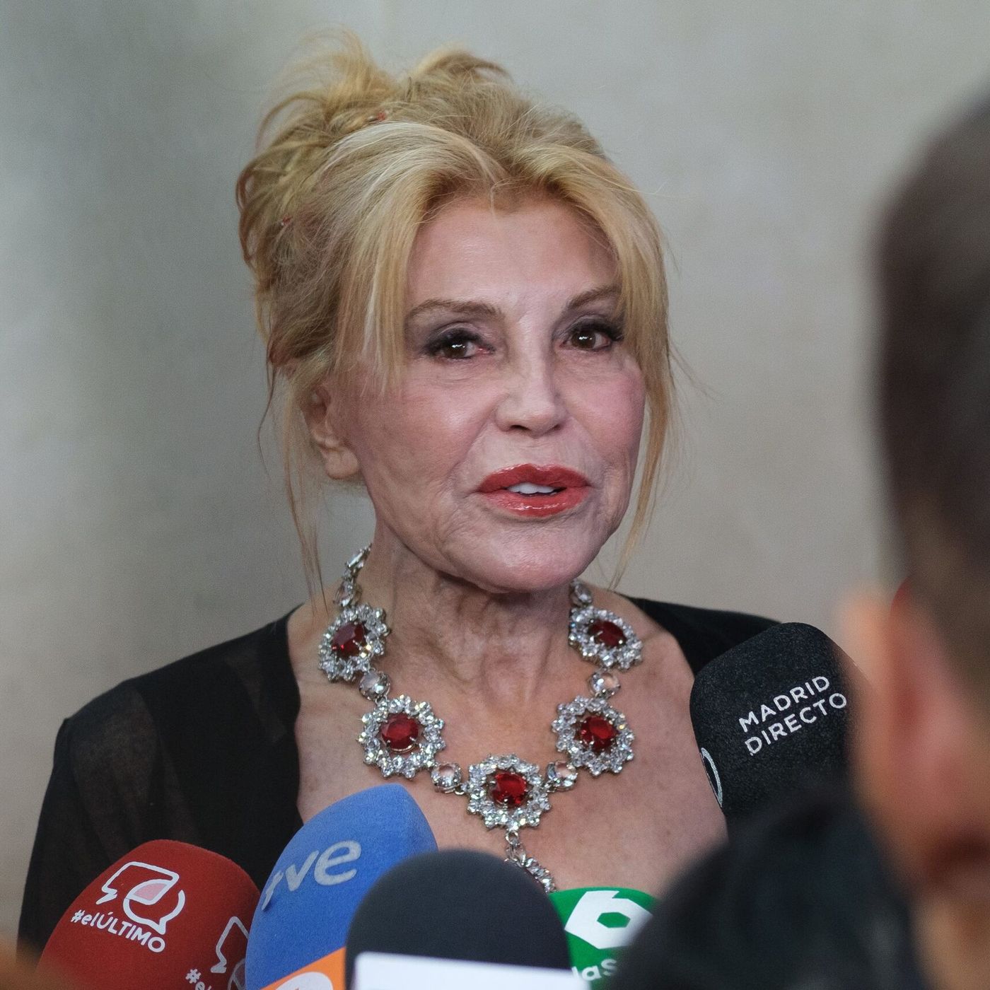 Crónica Rosa: El misterio de la renuncia de la nacionalidad suiza de Tita Cervera