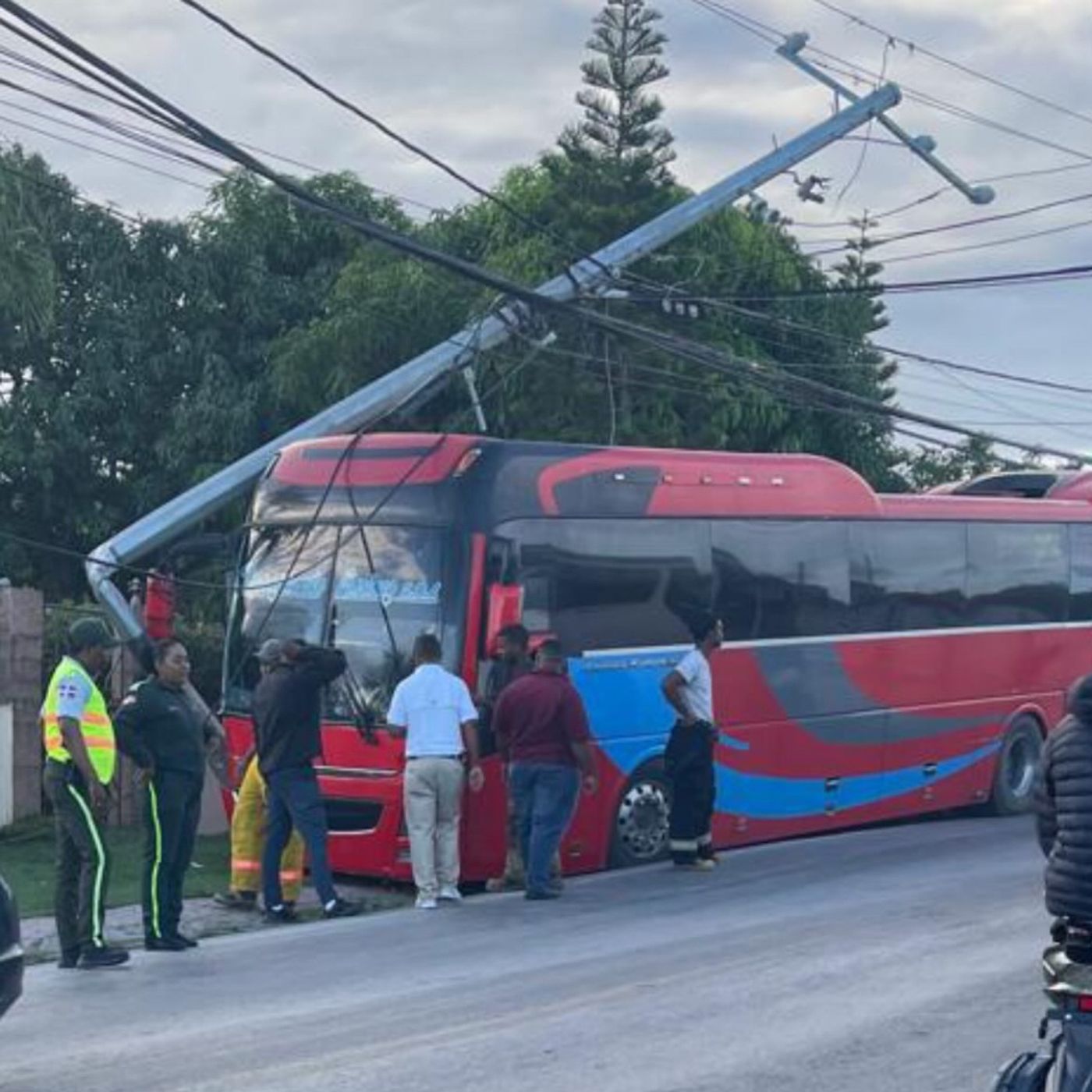 Accidente de autobús deja sin energía a sectores de La Altagracia.