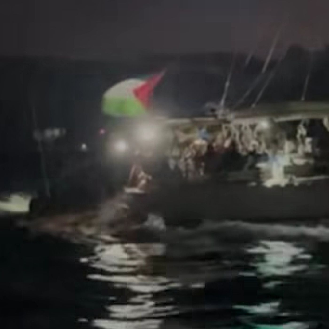 Nuova Flotilla fermata al largo di Gaza. A bordo anche 9 italiani. Israele