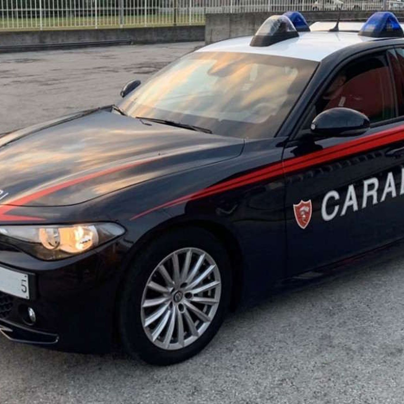 Musica alta e spinello in auto. 54enne denunciato, in casa nascondeva cocaina e hashish episode artwork