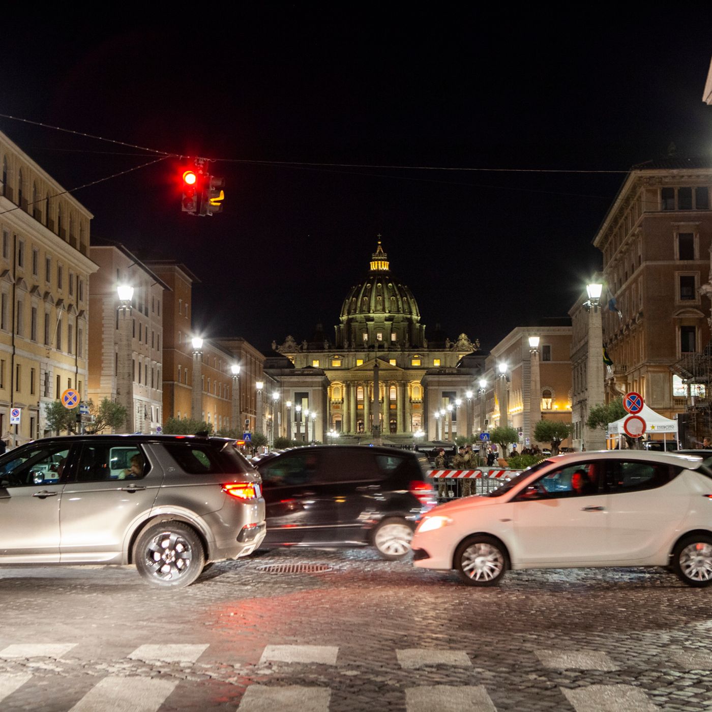 #677 Guerra alla doppia fila, Roma si divide sulla Memoria, pizzini e perizie false da Rebibbia e altre storie di Roma episode artwork