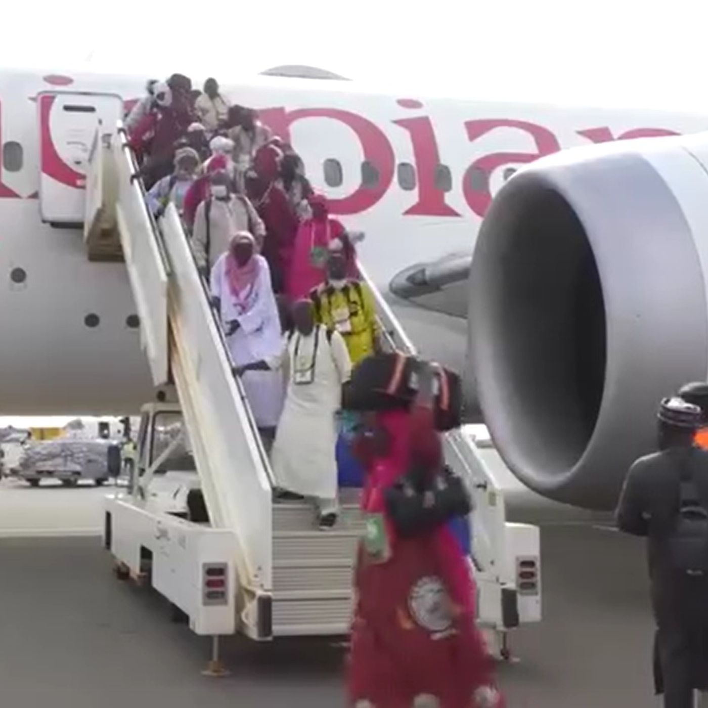 Le journal du 08 mai - report du premier vol charter des pèlerins nigériens episode artwork