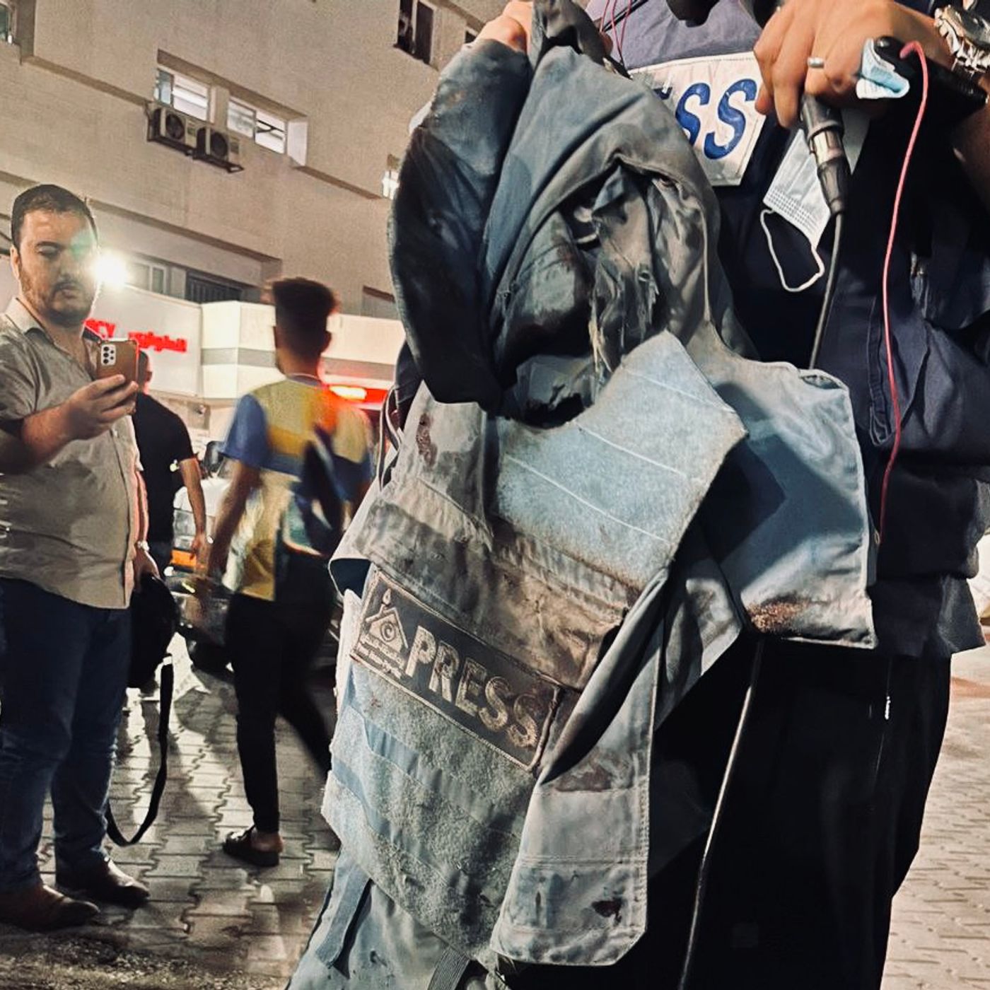 Testimonianza da Gaza: "non esistono posti sicuri, tanti feriti sotto le macerie" episode artwork