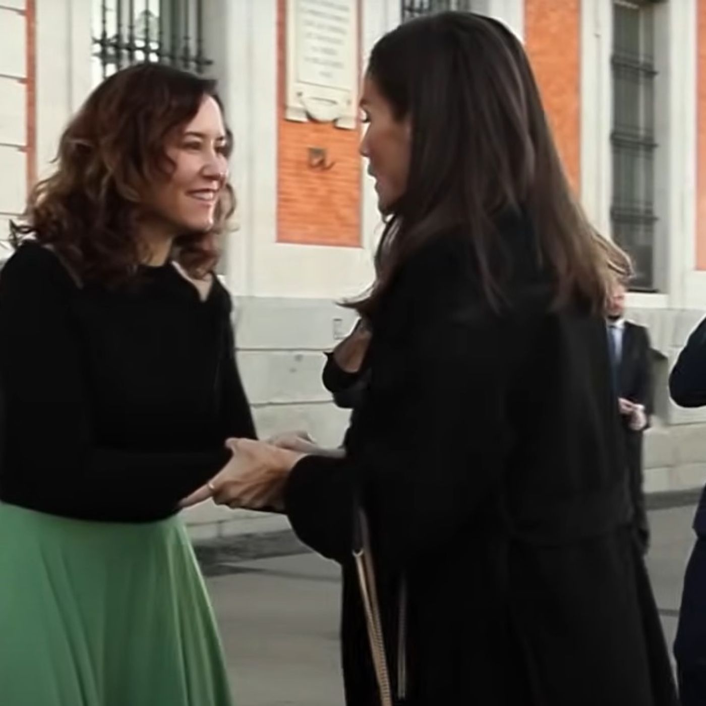 La República de los Tonnntos: La izquierda lanza un bulo sobre la supuesta mala relación entre Letizia y Ayuso