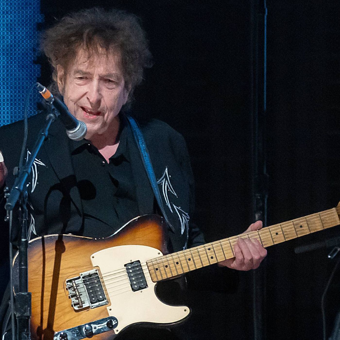 Bob Dylan makes changes to live band as two long-serving guitarists step away episode artwork