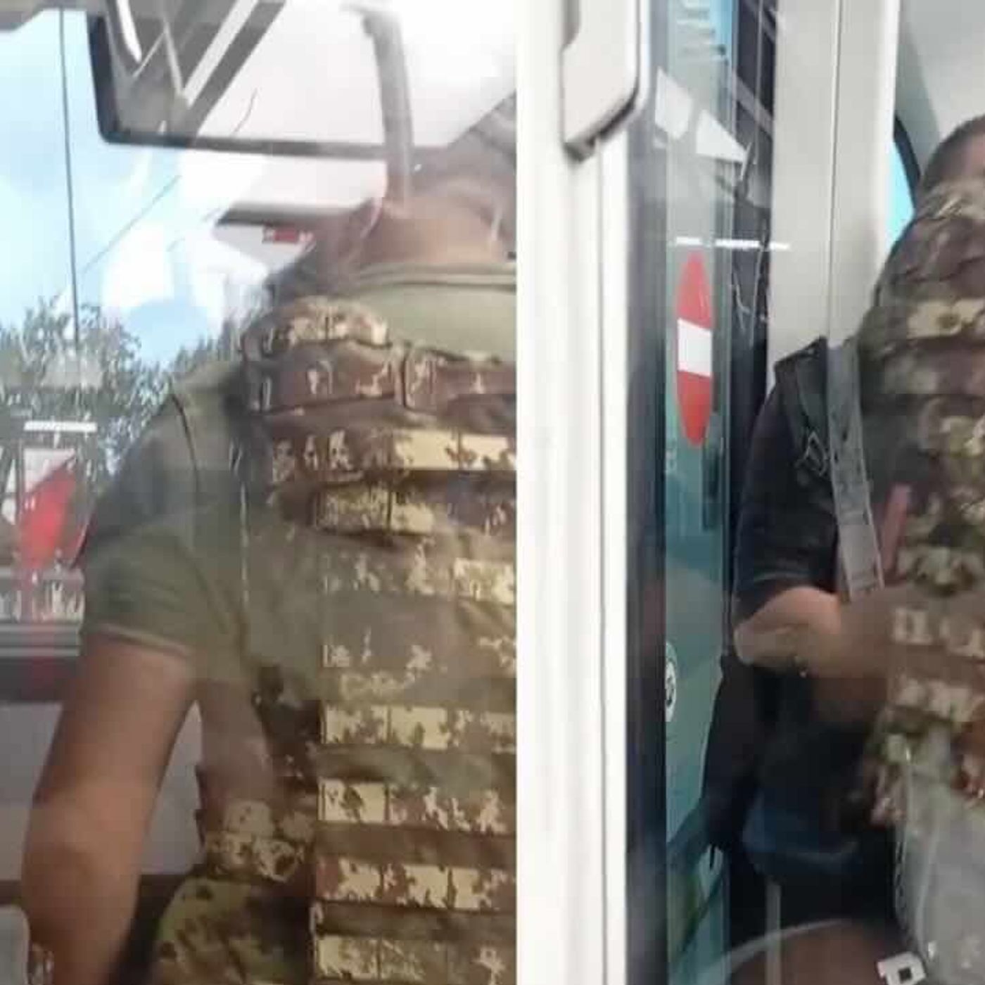 Soldato napoletano aggredisce uomo su un bus a Rimini e i social si scatenano