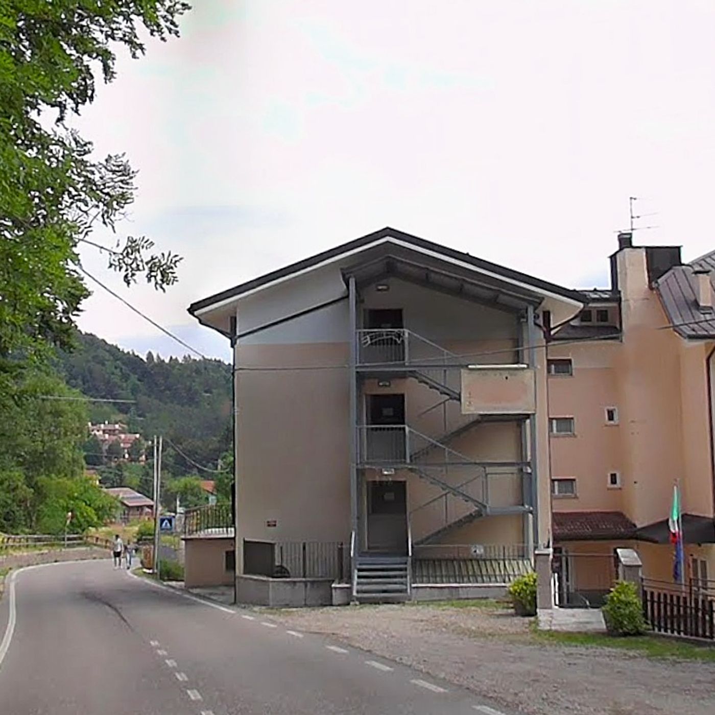 Fumo in una casa vacanze: 13 persone in ospedale, evacuata la struttura episode artwork