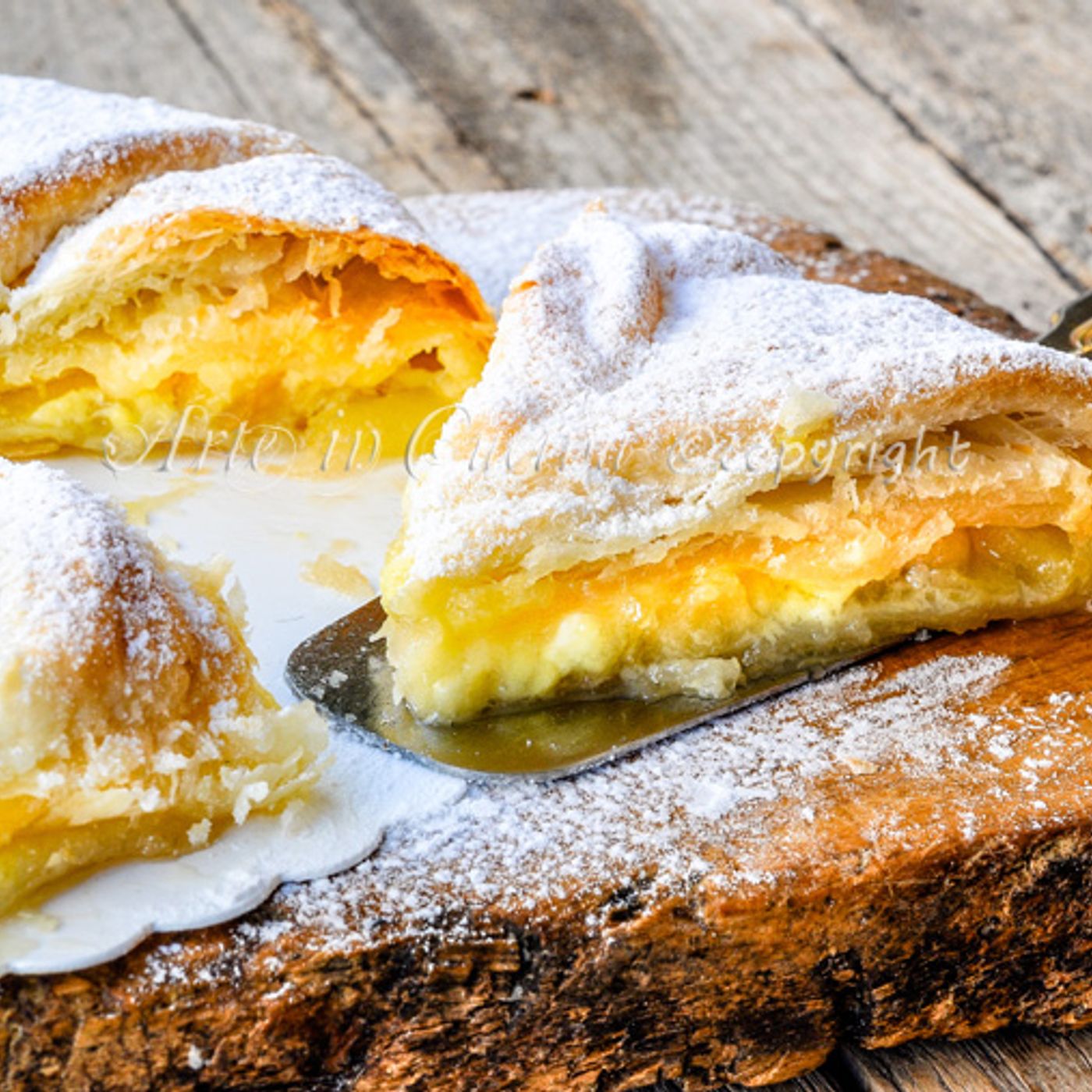 Torta di mele con pasta sfoglia e crema