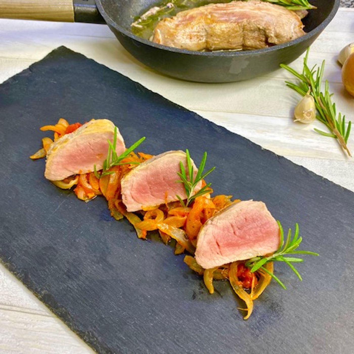 Filetto di suino in padella con le cipolle episode artwork