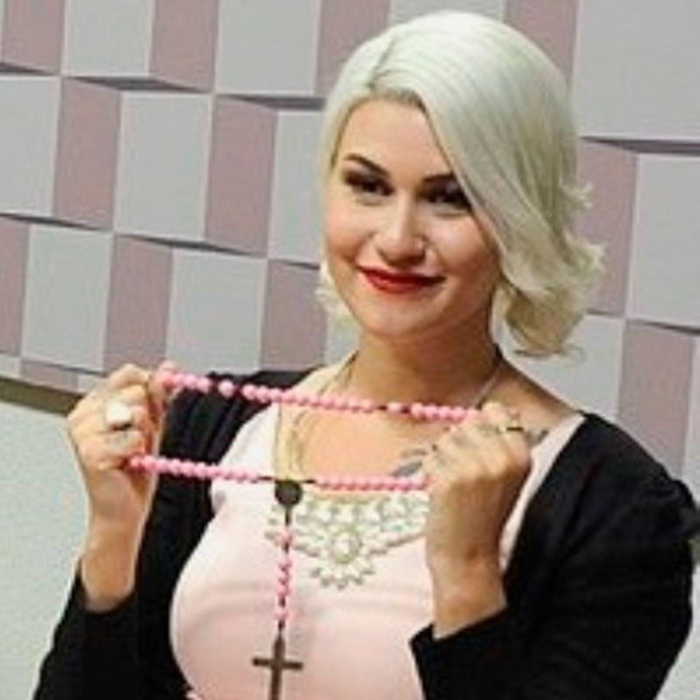Ex femen (oggi prolife e cattolica) si occuperà di maternità per il Brasile episode artwork