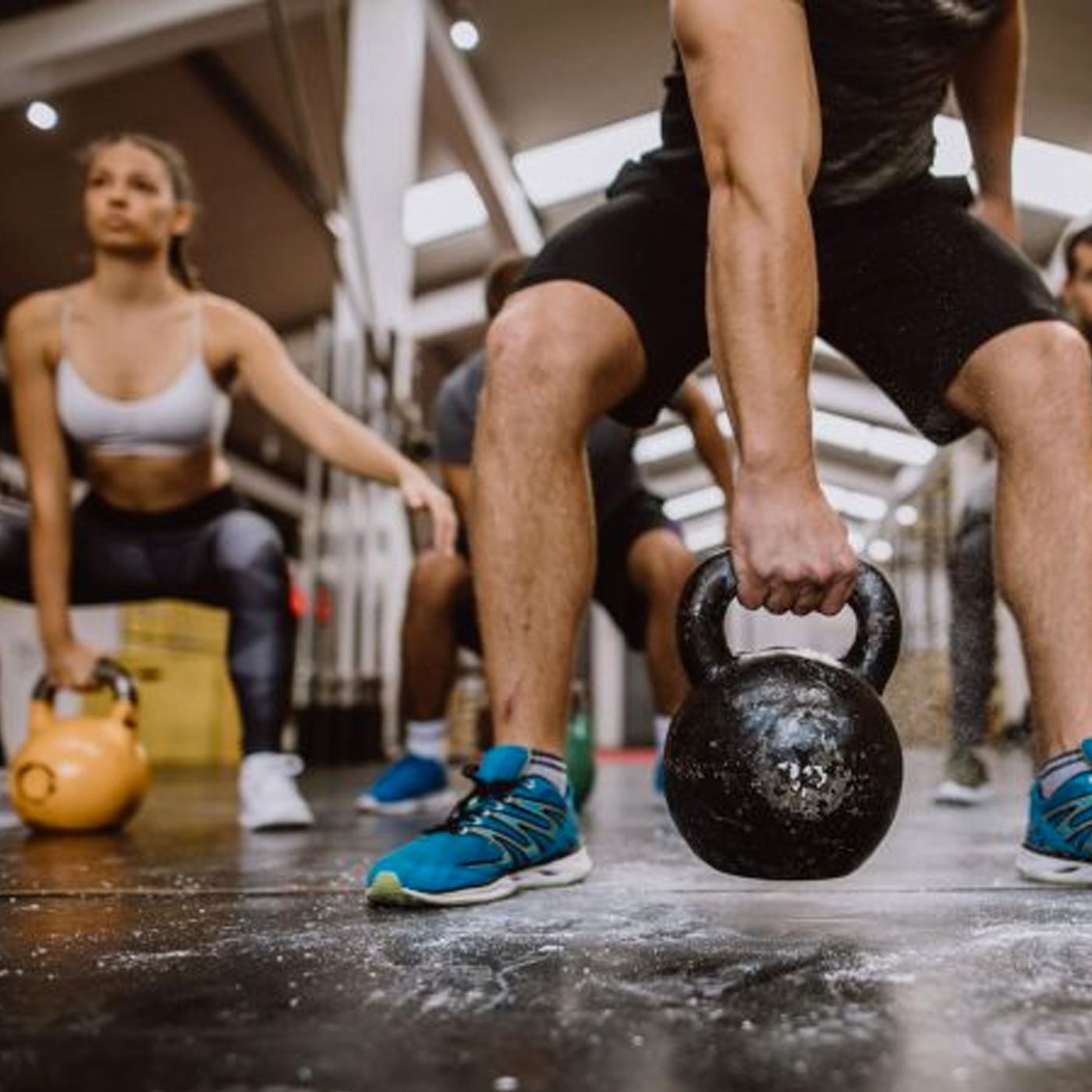 Спортсмен в спортзале. Силовой тренинг. Intense training. Парень тренируется в зале. Выносливость в зале.