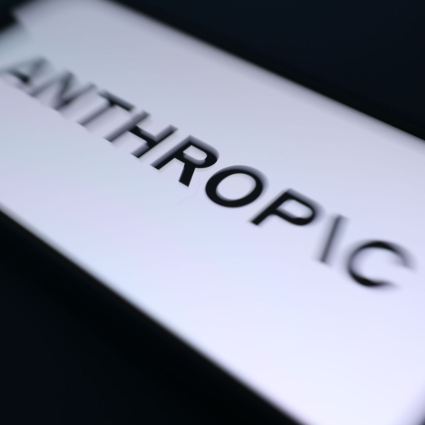 Enlace bit: Anthropic cierra el acceso a sus dos modelos de IA episode artwork