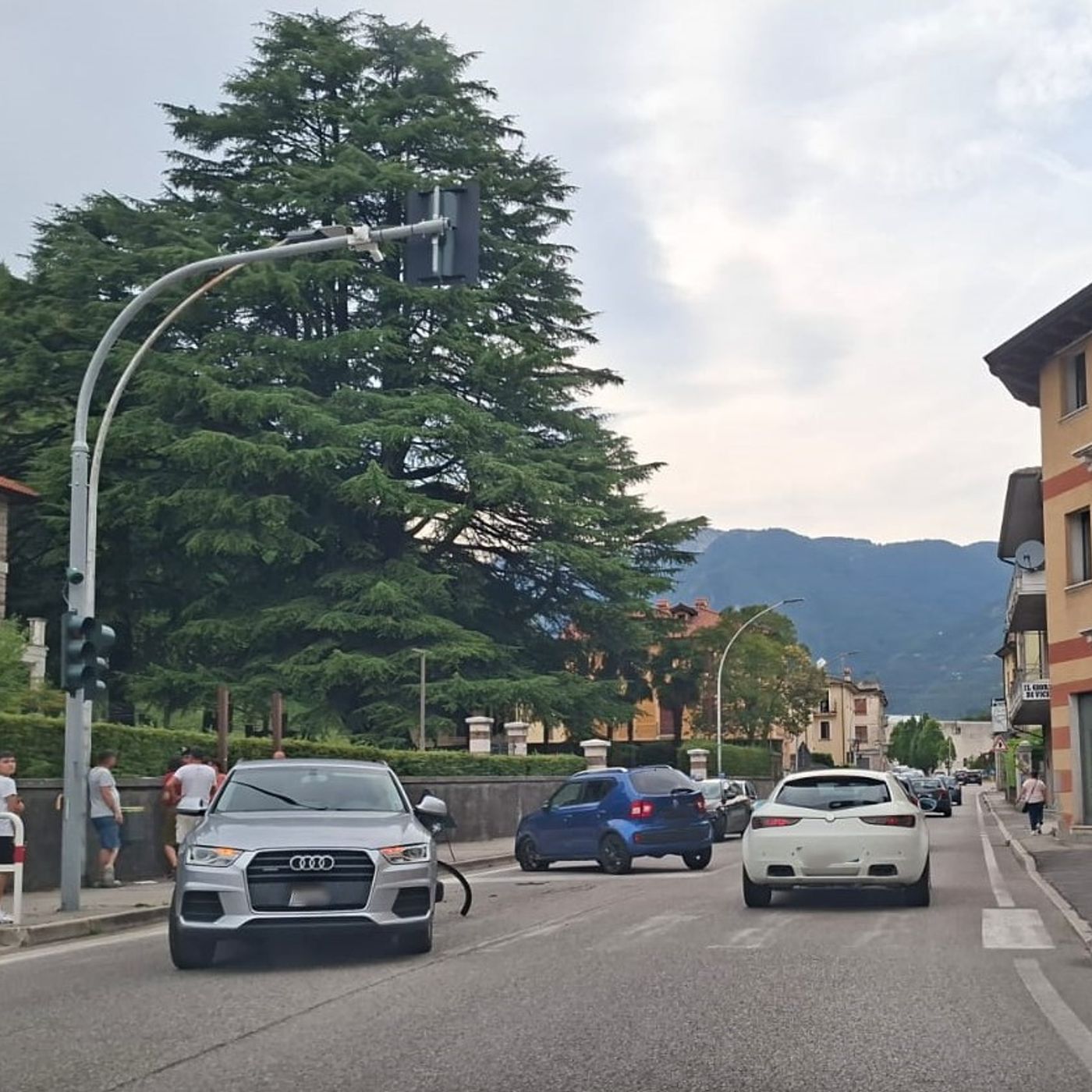 Scontro all’incrocio semaforico: coinvolte due auto e una moto episode artwork