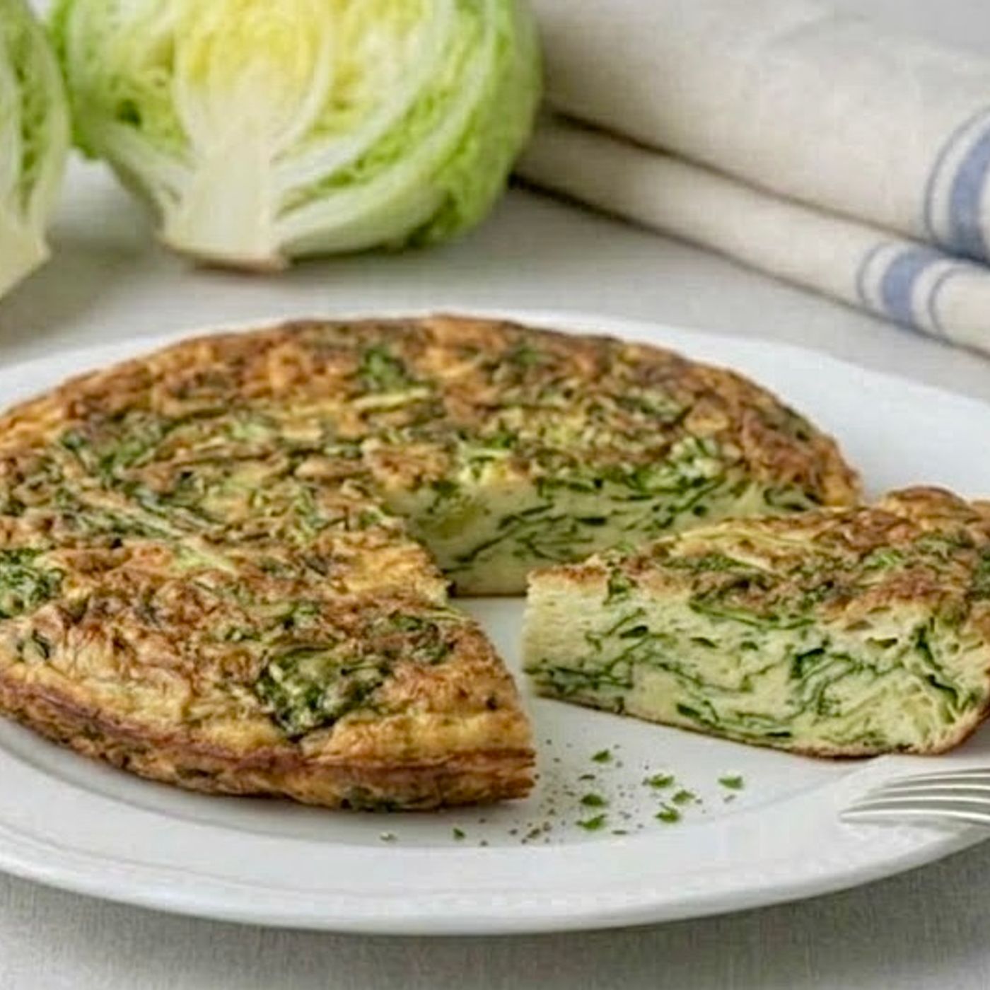 Frittata d'insalata, la ricetta anti-spreco da 1 euro che ti salva il pranzo.